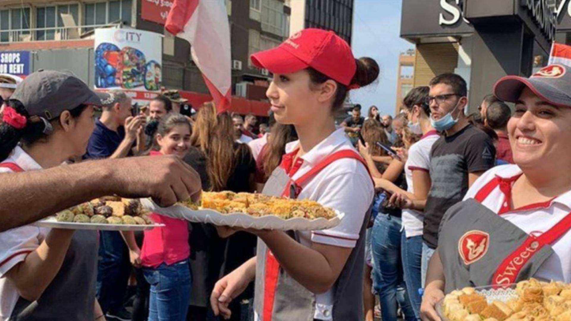 الحلويات تجتاح مظاهرات لبنان
