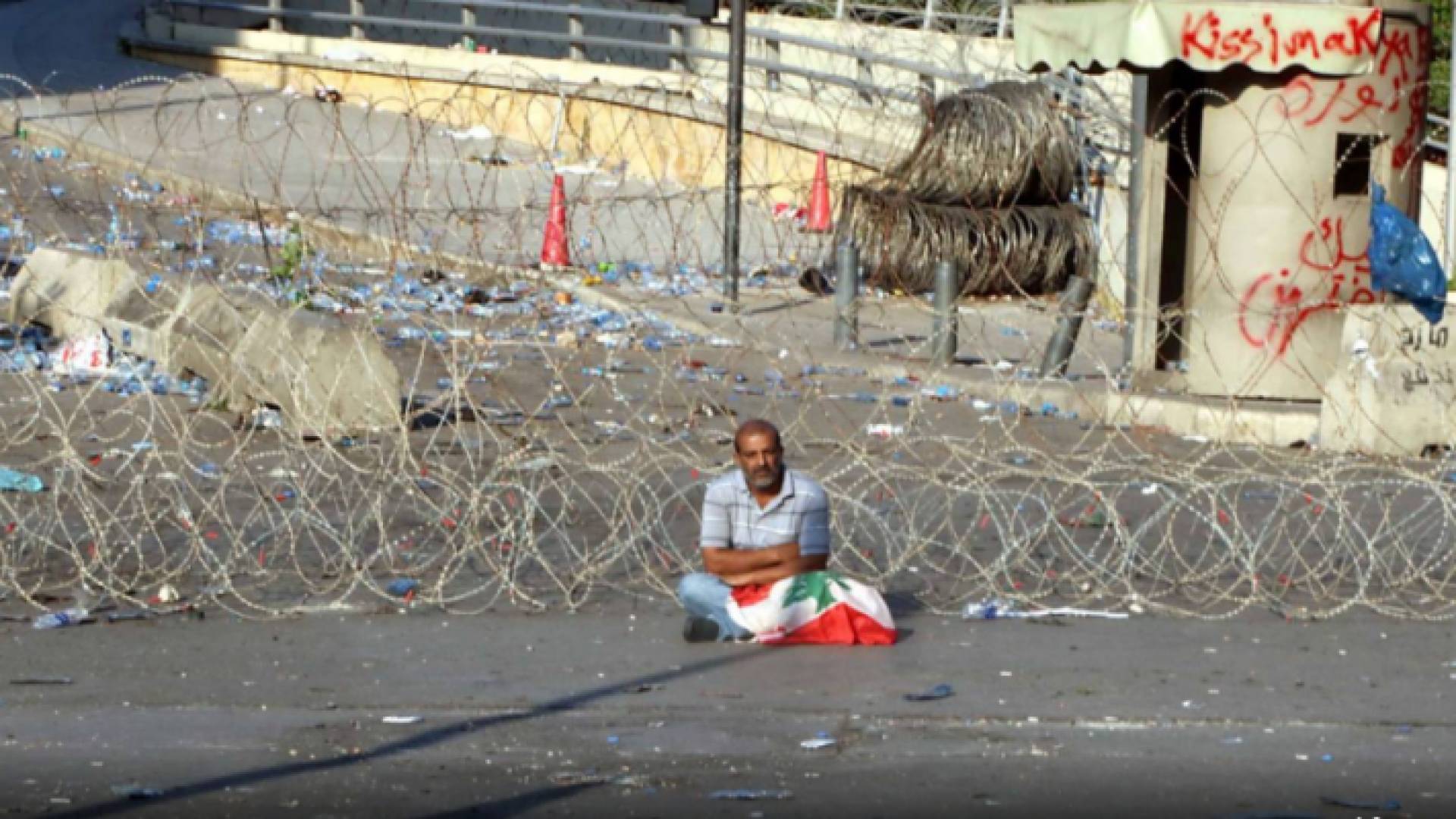 اللبنانيون يستكملون احتجاجاتهم لليوم الثالث على التوالي