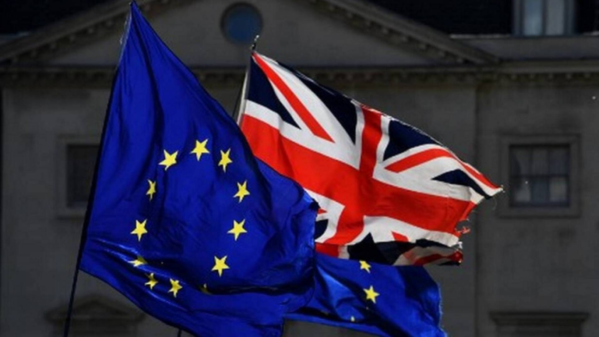 مجلس العموم البريطاني يقرر إرجاء التصويت على الخروج من الاتحاد الأوروبي