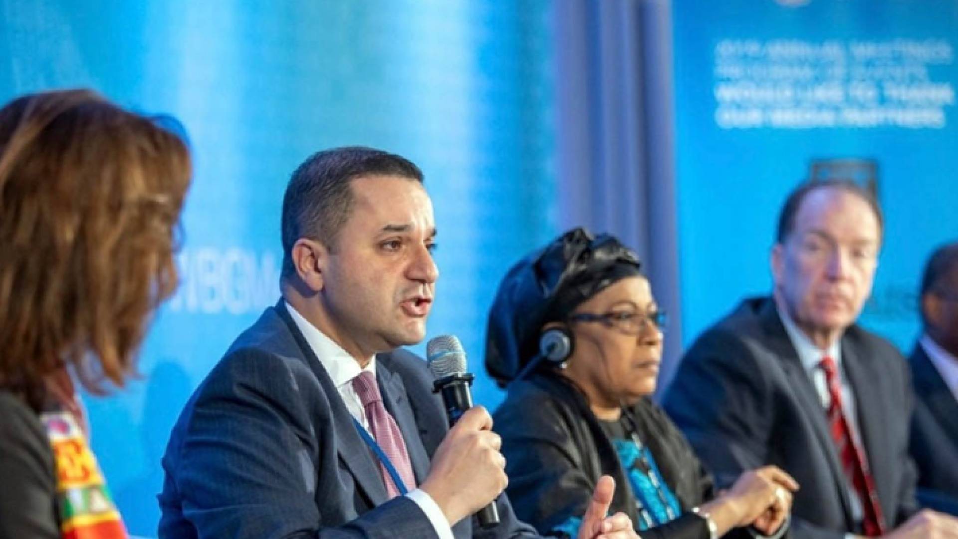 وزير التخطيط قدم نصائح للبنك الدولي وصندوق النقد