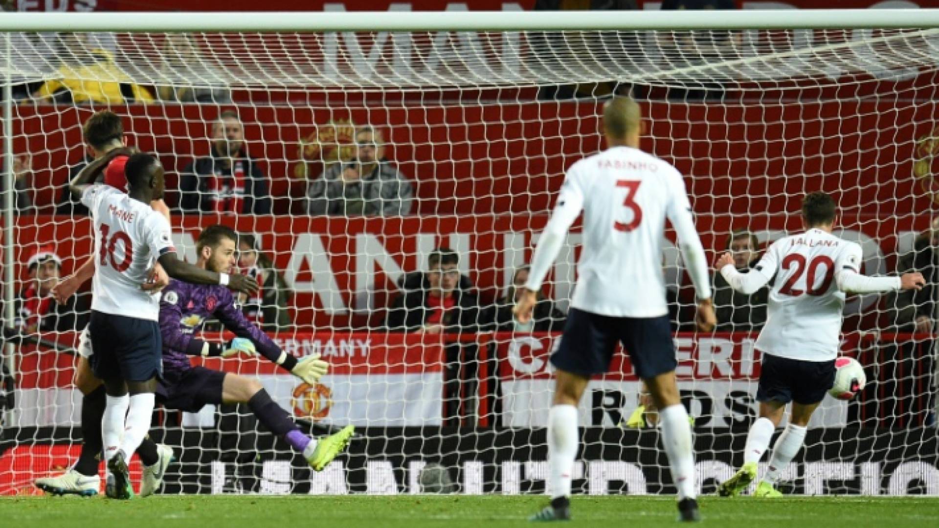 كرة آدم لالانا (الى اليمين) تهز شباك مانشستر يونايتد والحارس الإسباني دافيد دي خيا، لتمنح ليفربول التعادل