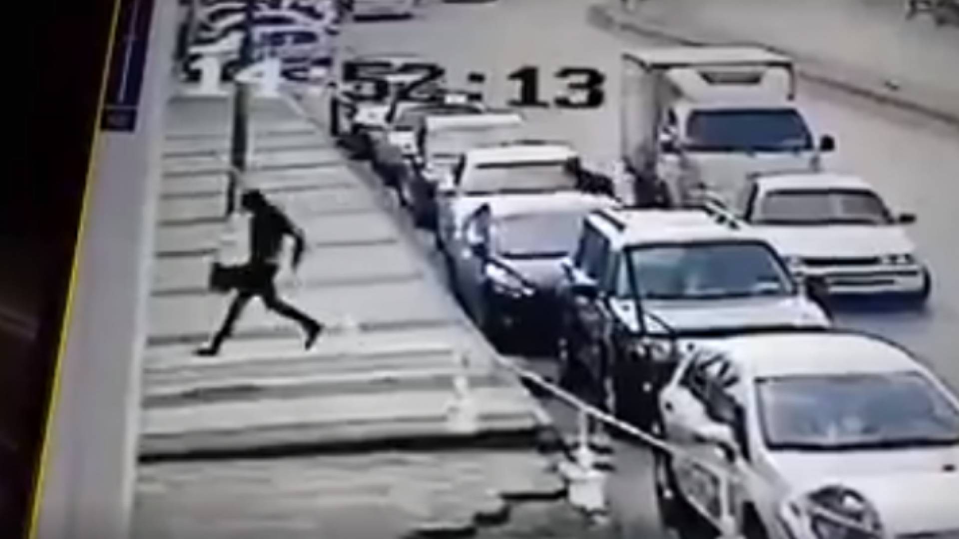 لحظة السطو المسلح على احد البنوك في منطقة المحطة بعمان