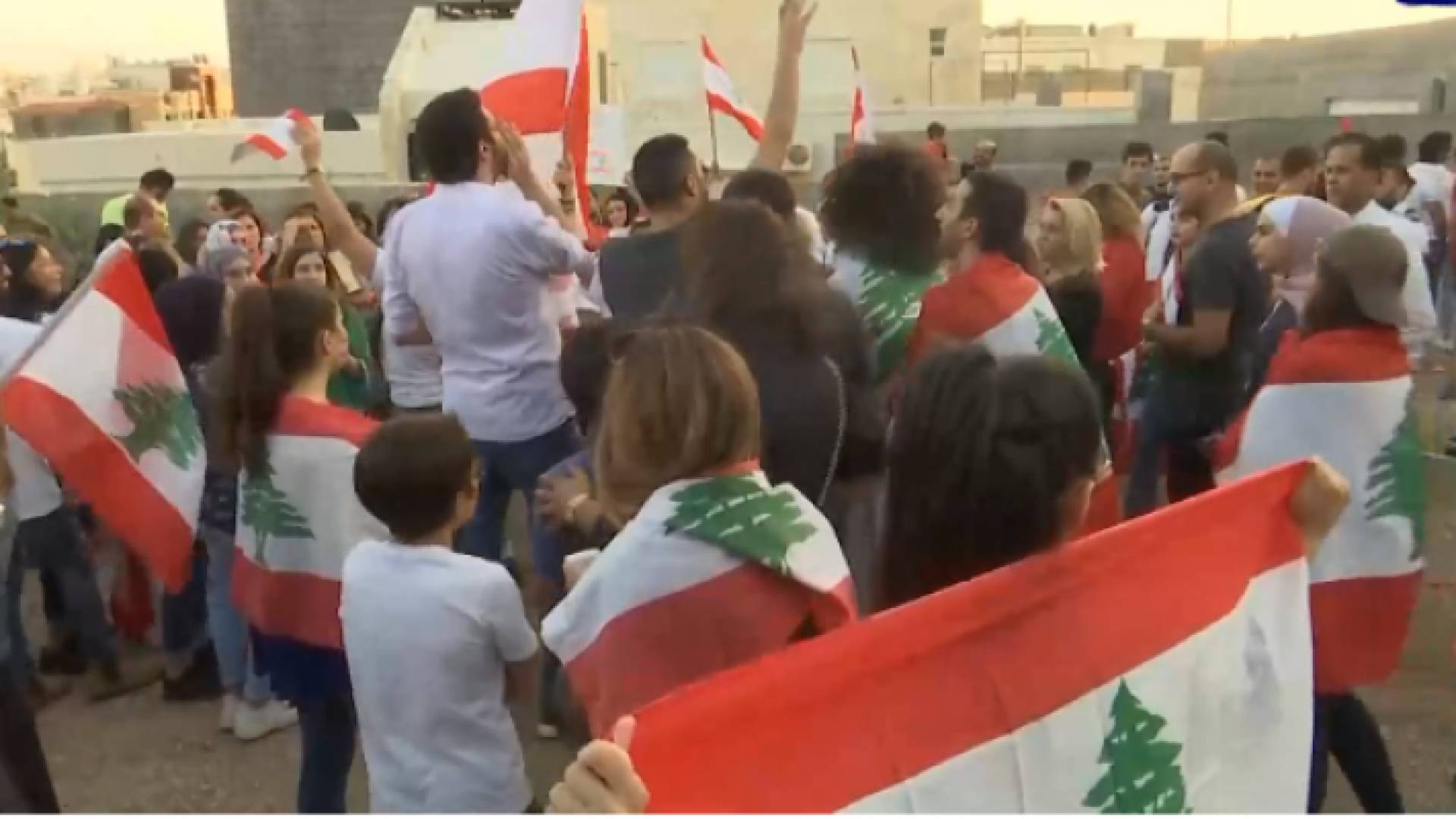 لبنانيون ينظمون وقفة امام سفارة بلادهم في الأردن دعما للمحتجين في لبنان