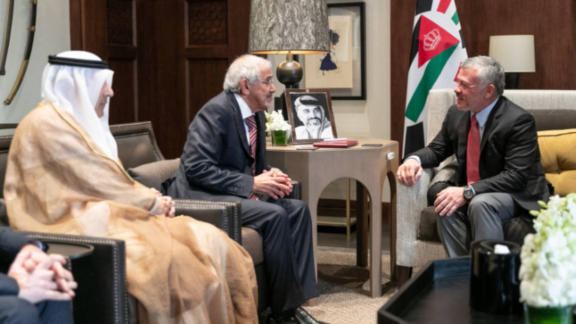 الملك يلتقي رئيس مجلس إدارة جمعية الهلال الأحمر الكويتي