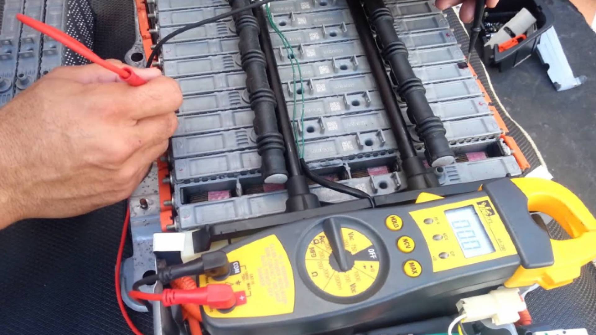 تحذير حكومي للأردنيين من خطر التلاعب بأنواع بطاريات " الهايبرد" - ارشفية