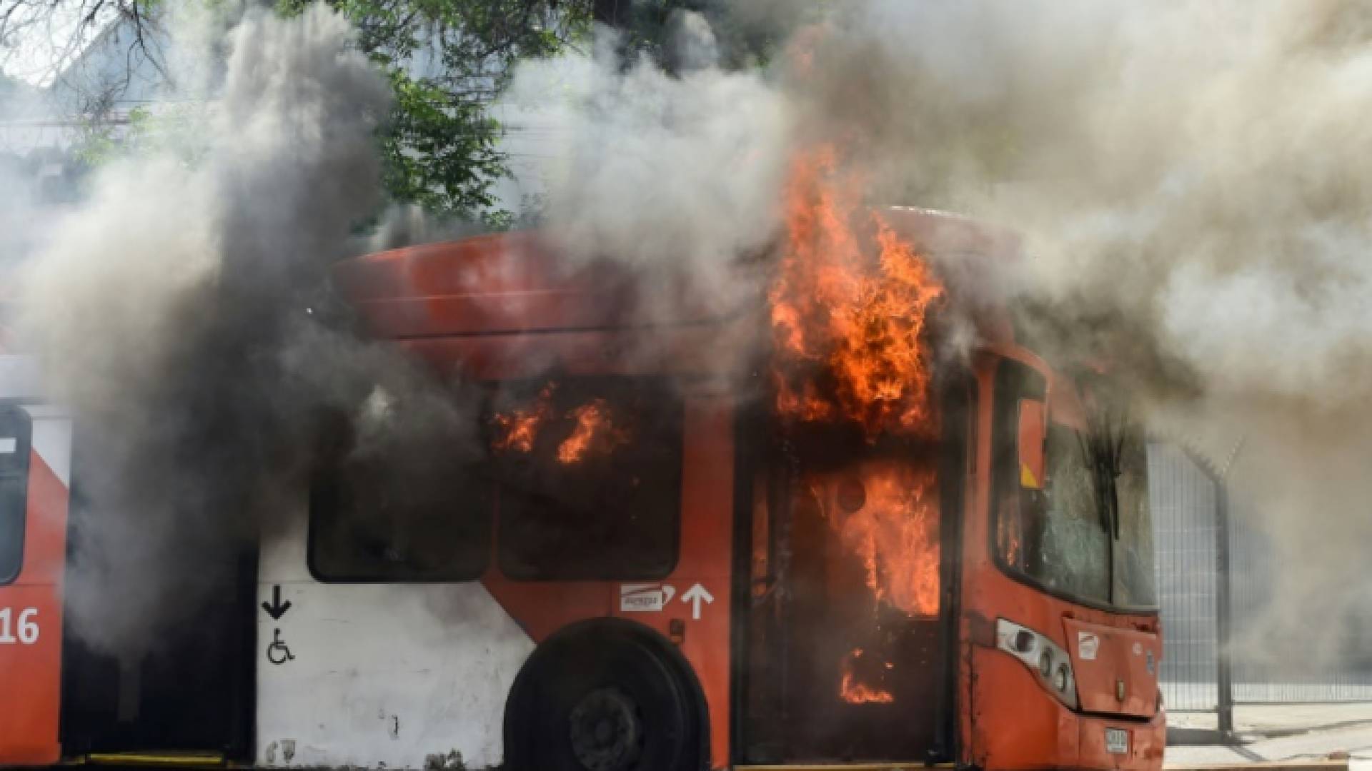 حافلة أحرقها المتظاهرون في سانتياغو