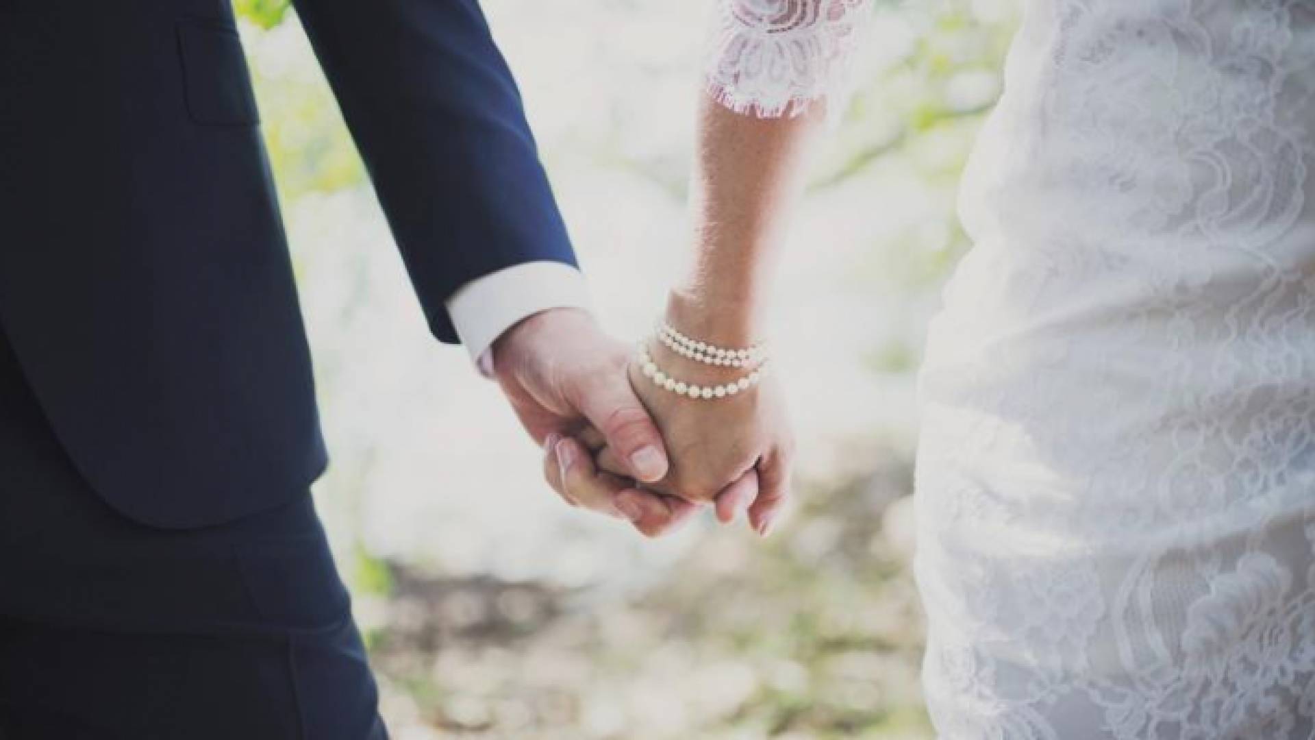 لماذا تتذكر النساء تفاصيل يوم الزفاف أكثر من الرجال؟