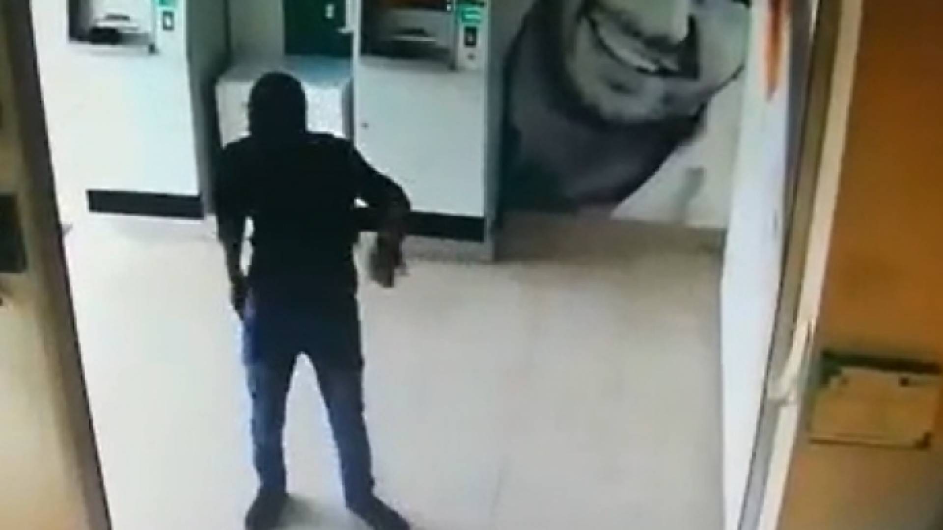 عدسات المراقبة ترصد عملية السطو المسلح داخل احد البنوك في عمان