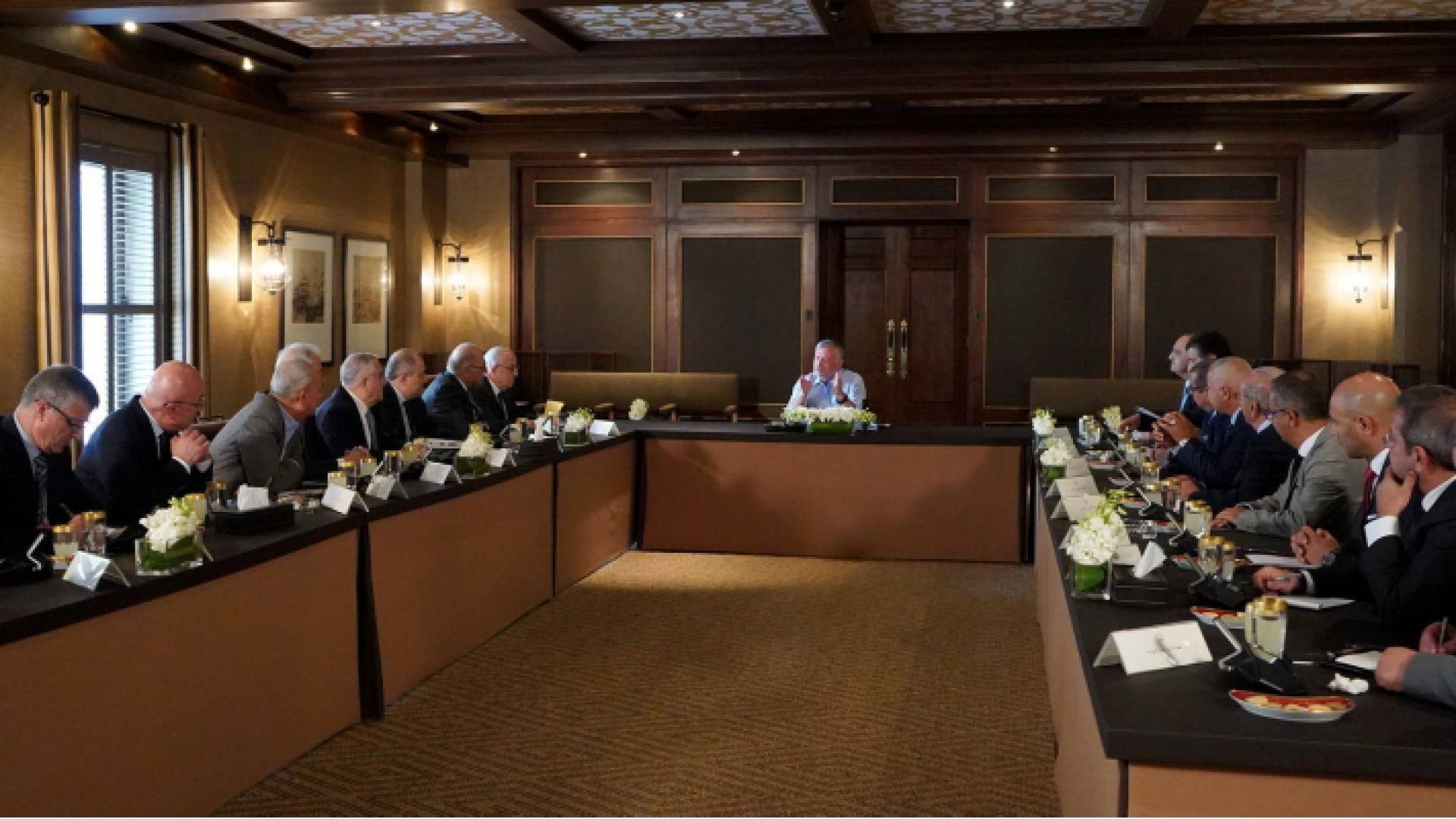 الملك يحضر جانبا من ورشة شاركت فيها شخصيات اقتصادية وبرلمانية وأكاديمية وإعلامية