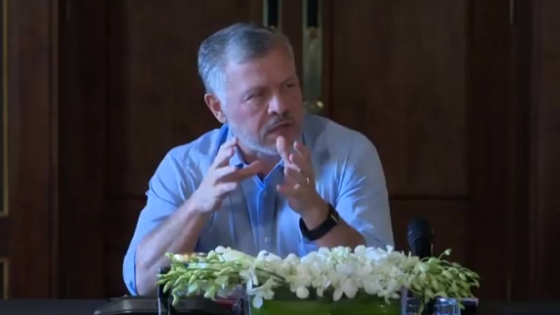 الملك يحضر جانبا من ورشة شاركت فيها شخصيات اقتصادية وبرلمانية وأكاديمية وإعلامية