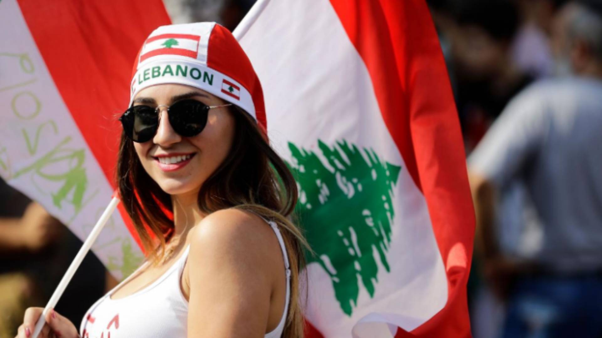 طريف من علاء مبارك على صورة لفتيات من لبنان أثناء المظاهرات