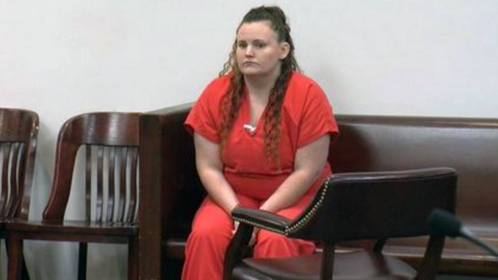 أمريكية تهتك عرض طفل وتنجب منه