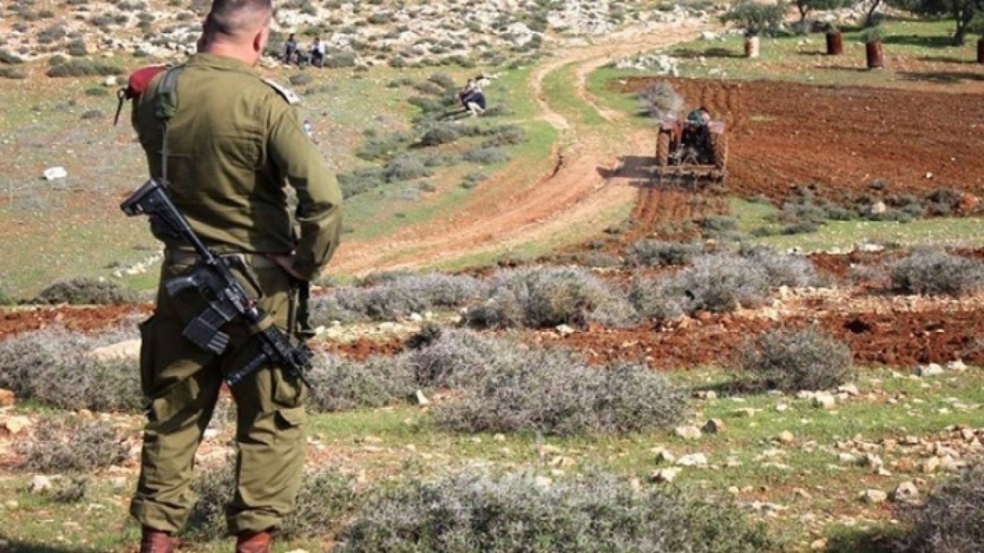 مستوطنون يمنعون مزارعين من الوصول لاراضيهم