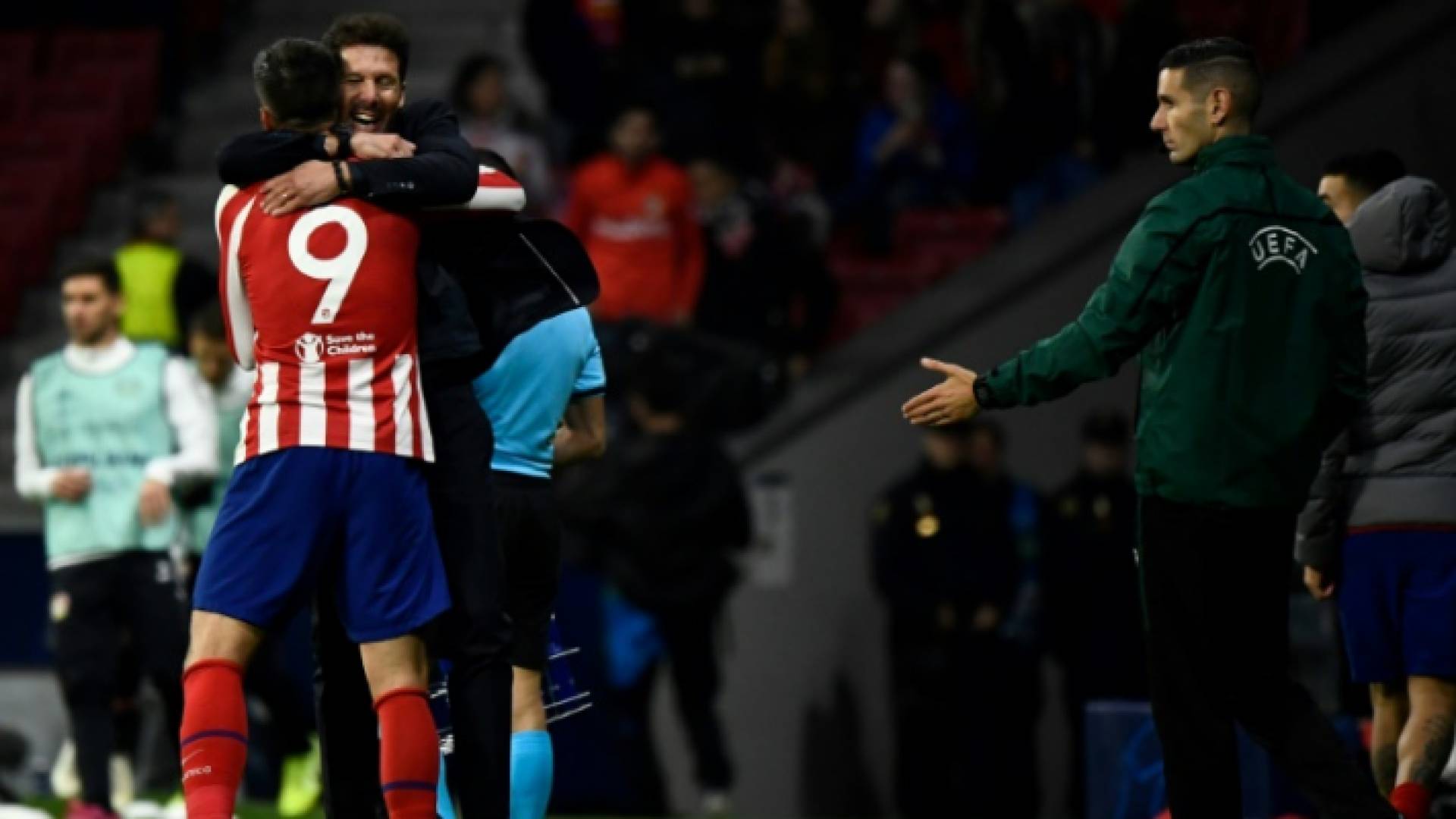 الفارو موراتا يحتفل مع مدربه في أتلتيكو مدريد دييغو سيميوني
