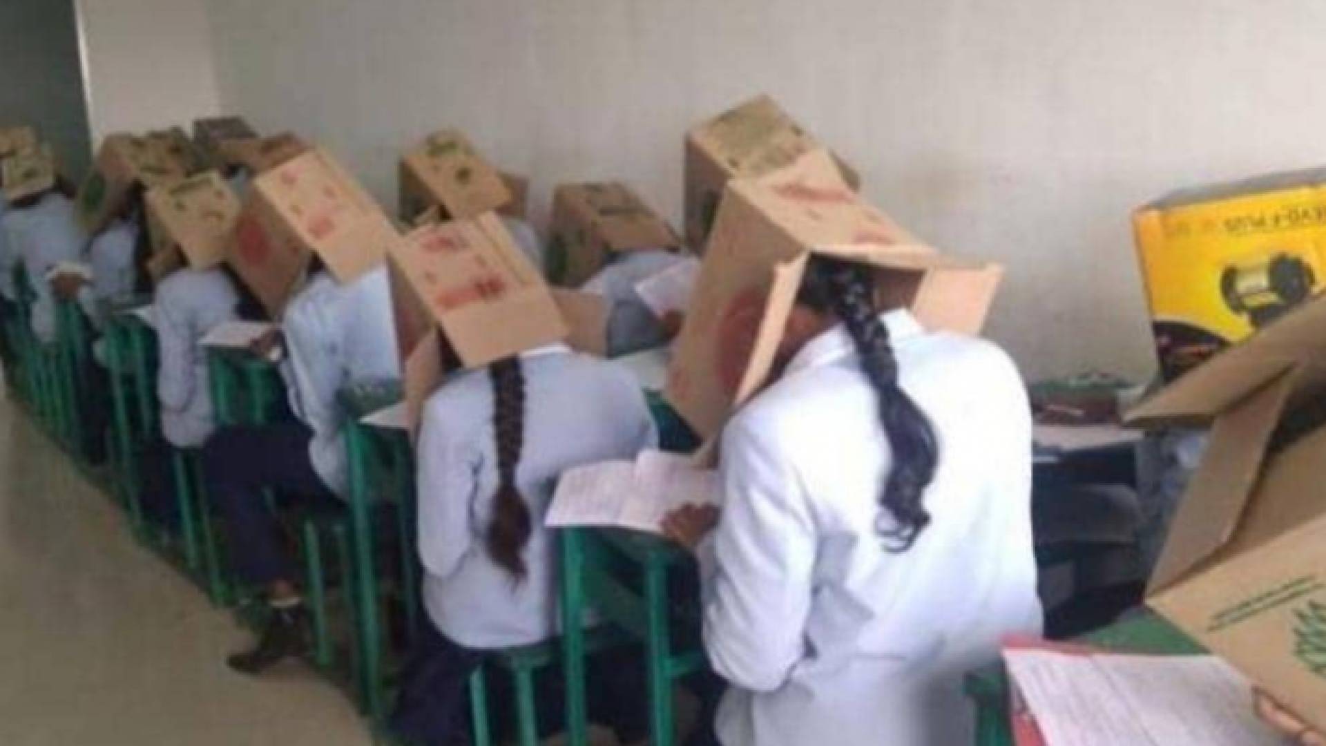 صناديق "كرتون" على رؤوس الطلبة لمنعهم من الغش
