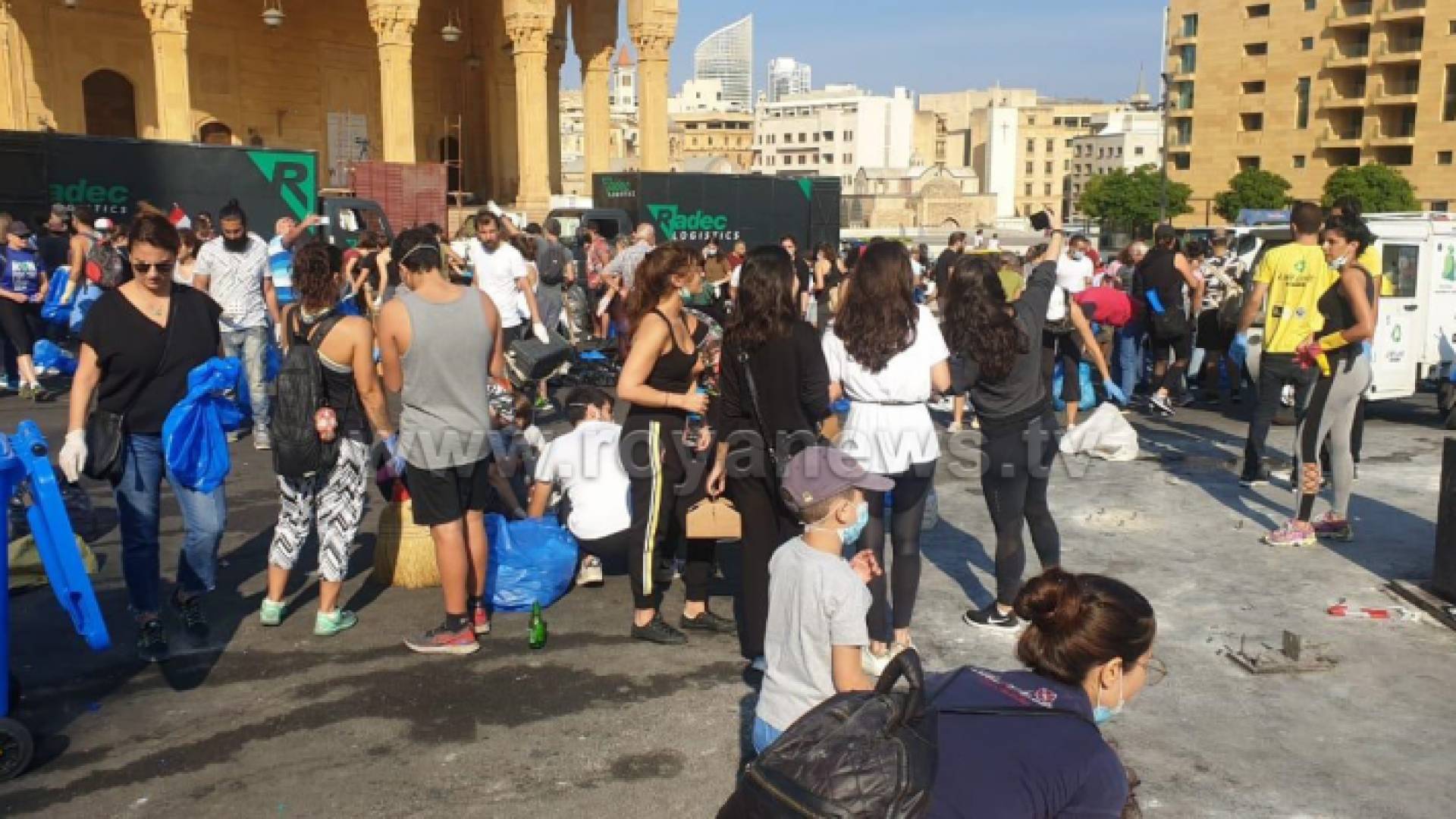 المحتجون في وسط بيروت يقومون بتنظيف الساحة من النفايات
