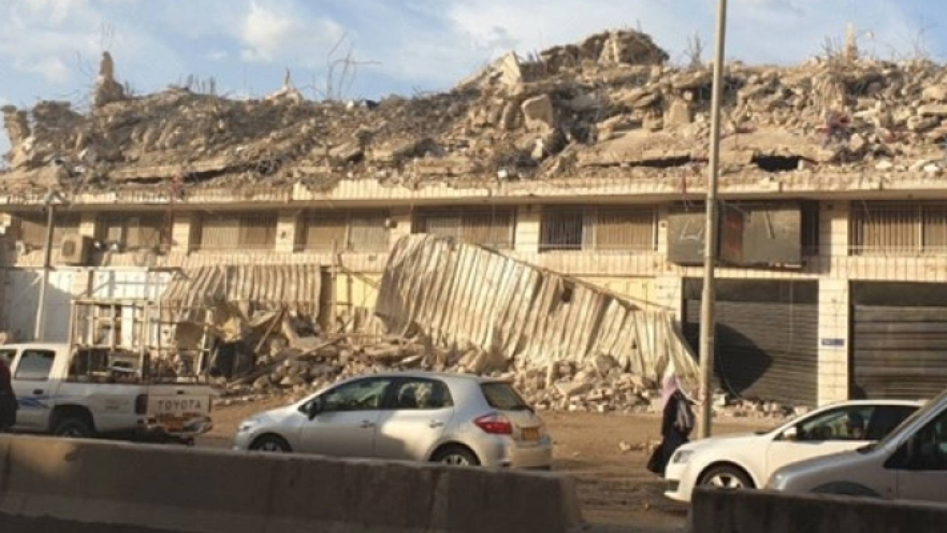 الاحتلال يهدم منزل عائلة شهيد في مخيم قلنديا