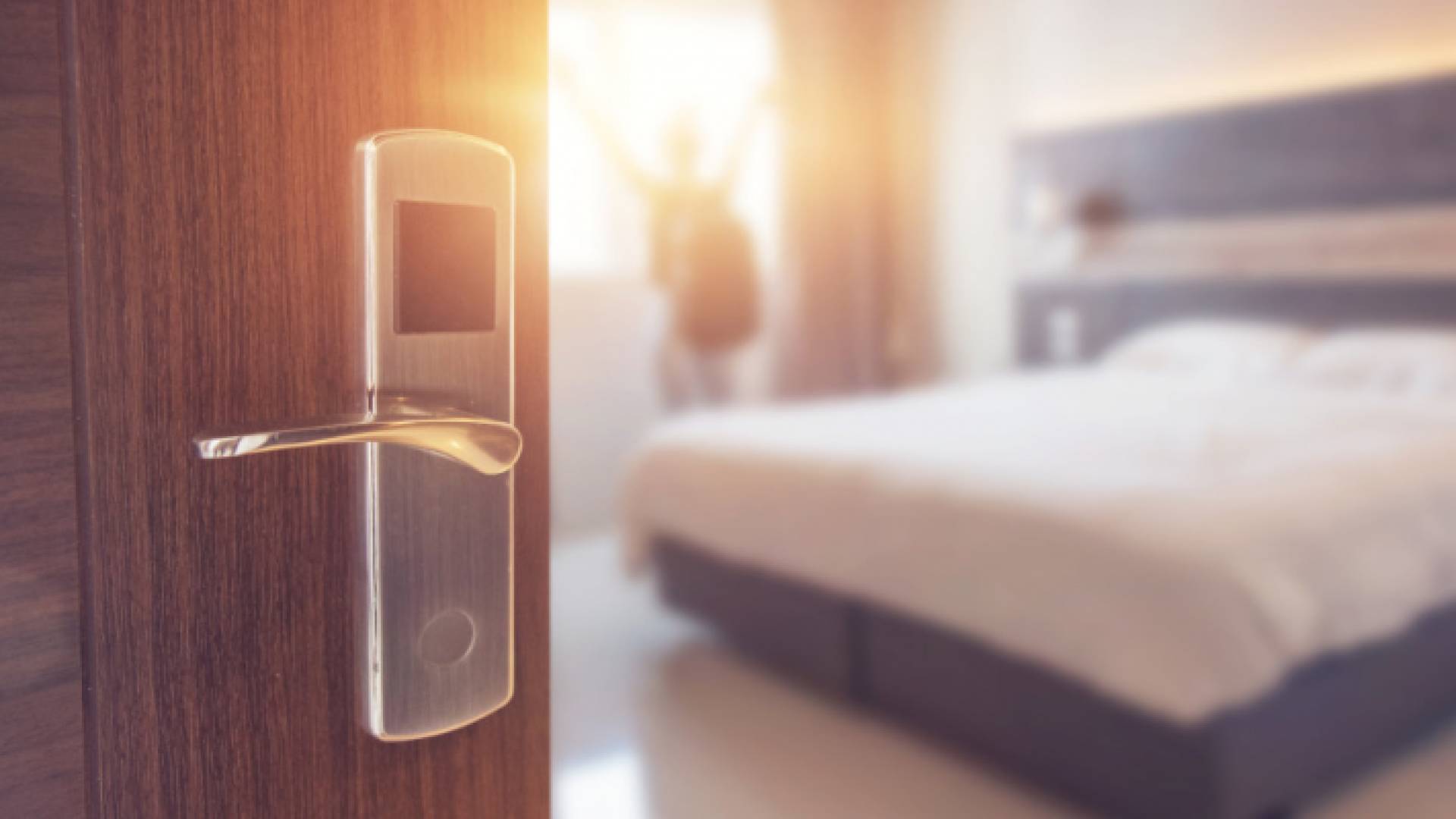 خليجي يقتحم غرفة 3 نساء ويطلب الاستحمام مع إحداهن