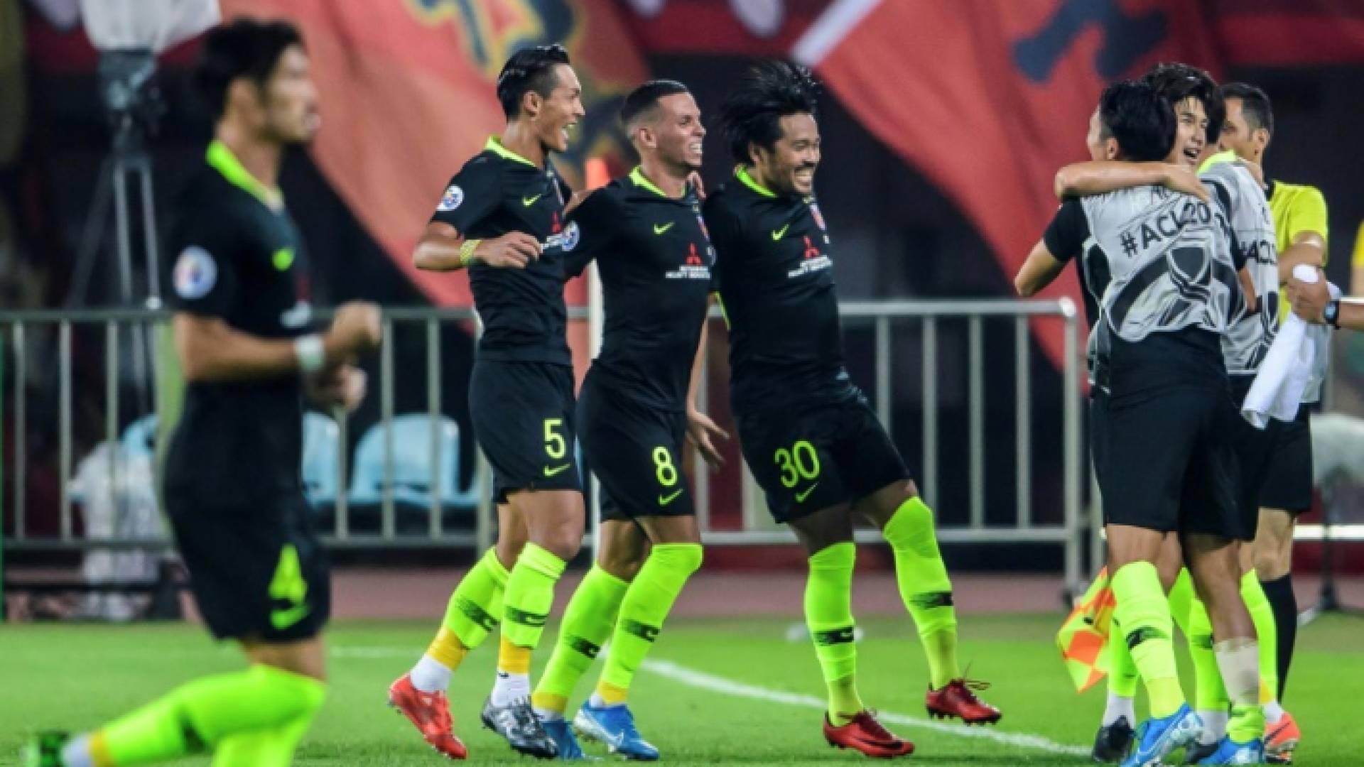 لاعبو أوراوا دايموندز الياباني يحتفلون بالتأهل إلى الدور النهائي لدوري أبطال آسيا