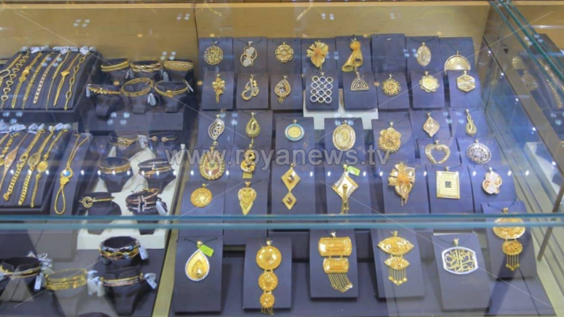 ذهب معروض داخل أحد محال البيع في العاصمة عمان