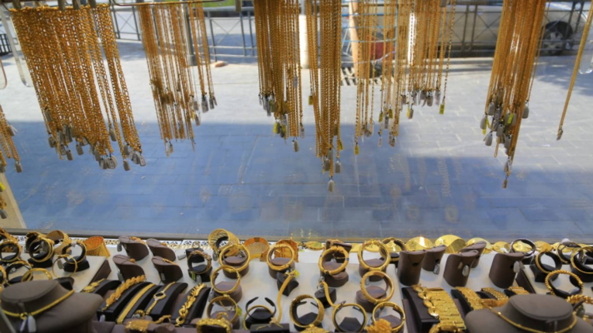 ذهب معروض داخل أحد محال البيع في العاصمة عمّان