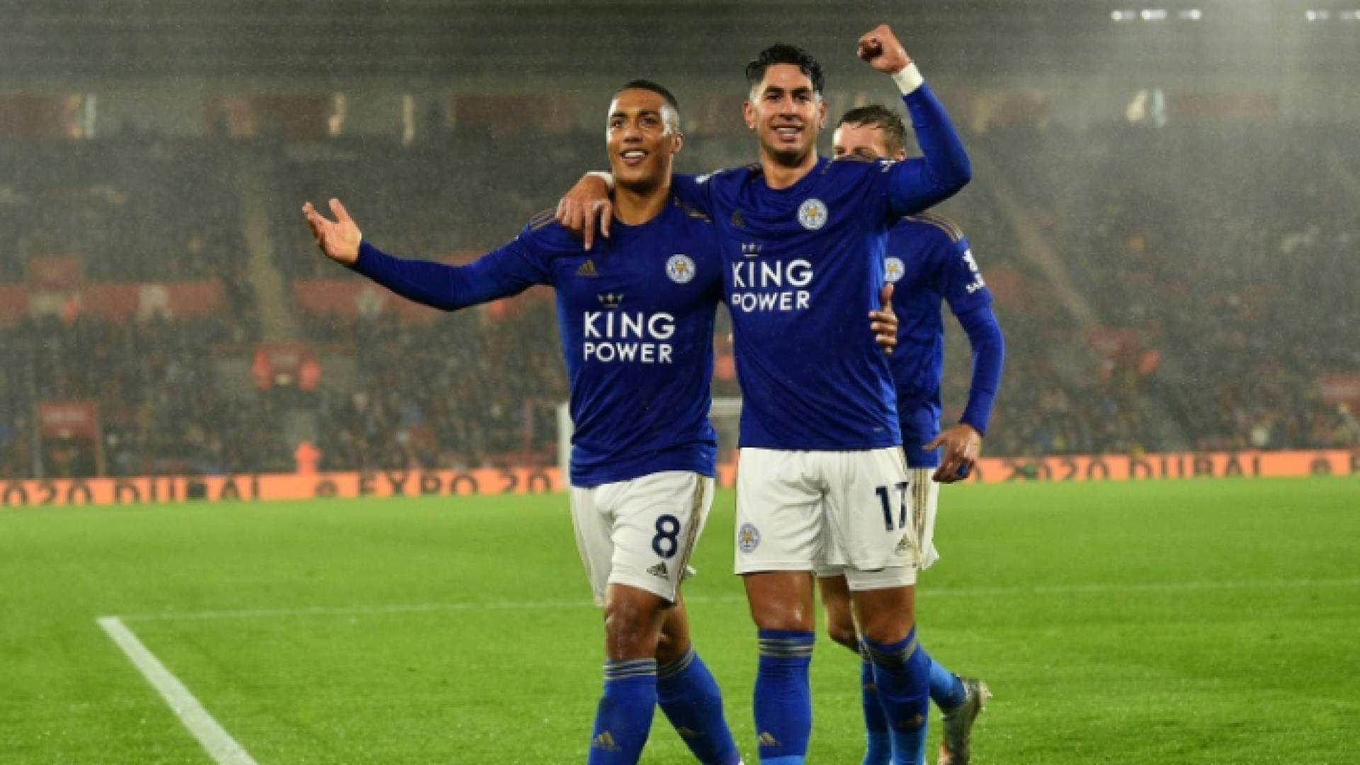 لاعبو ليستر سيتي يحتفلون بالفوز على ساوثهامبتون في الدوري الإنكليزي