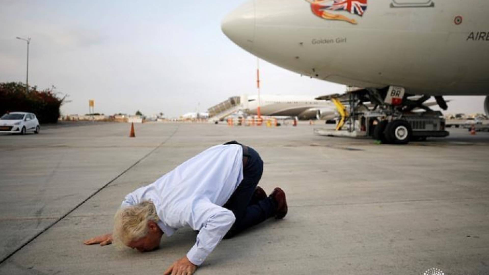 الملياردير البريطاني برانسون يقبل الأرض بعد بعد هبوطه في تل أبيب