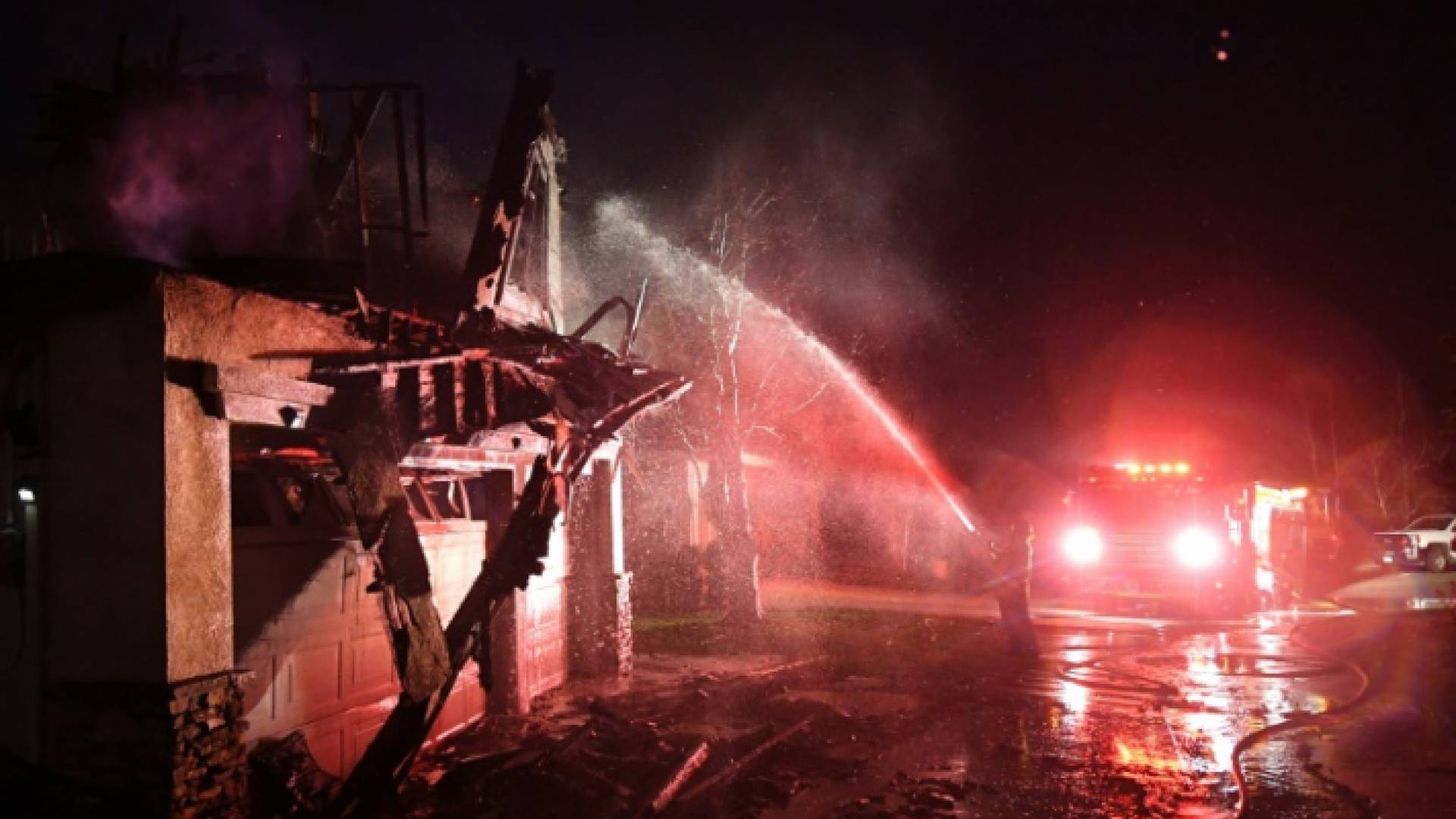 اطفائيون يحاولون اخماد حريق قرب سانتا كلاريتا في كاليفورنيا