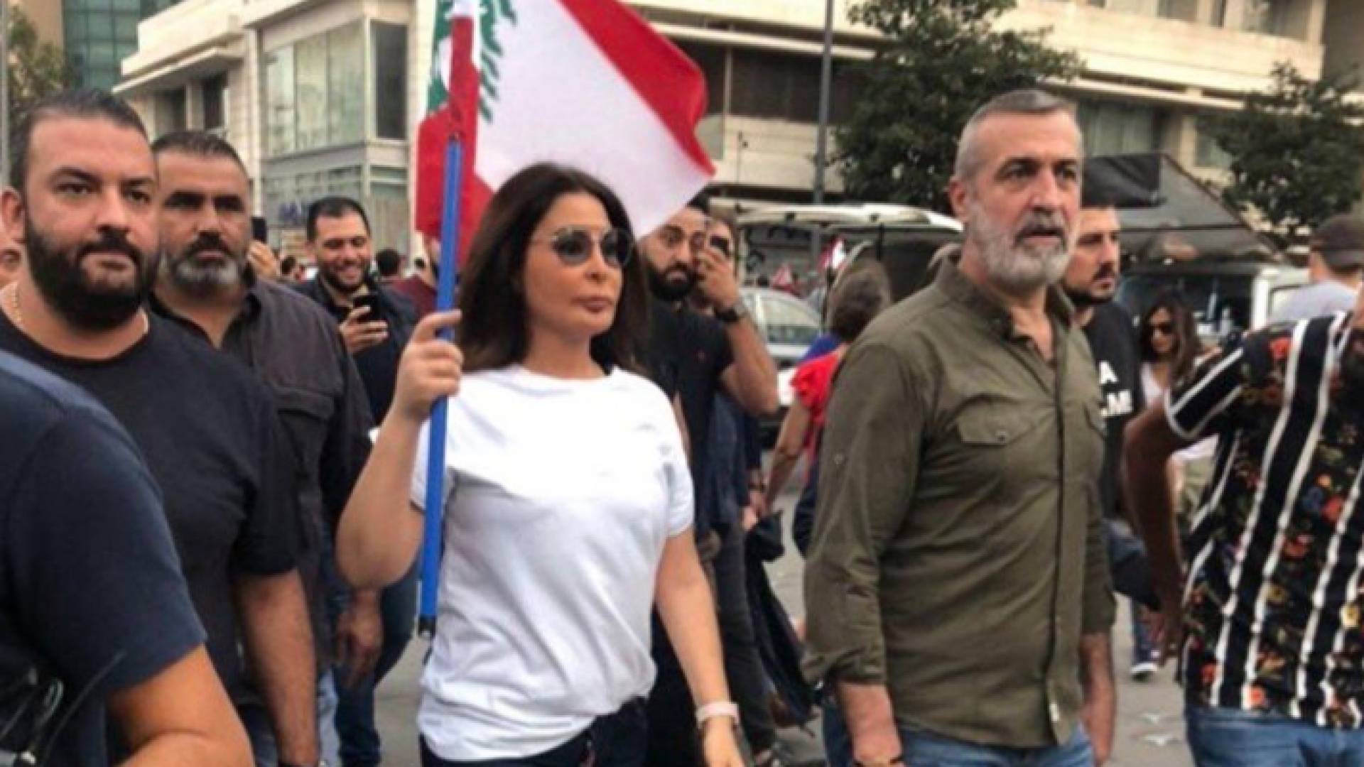إليسا تنضم للمتظاهرين في ساحات بيروت