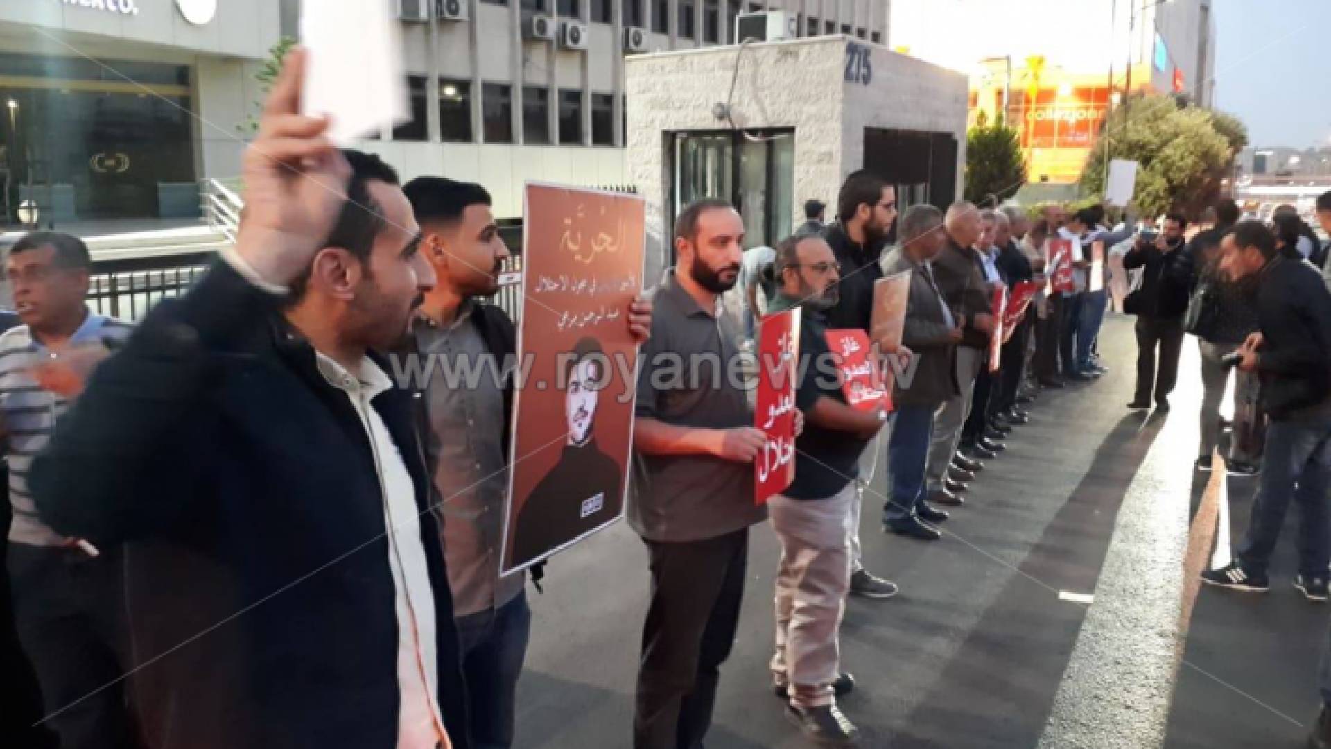 "غاز العدو احتلال" تنظم سلسلة بشرية تحت شعار "سيادتنا بإسقاط اتفاقية العار"