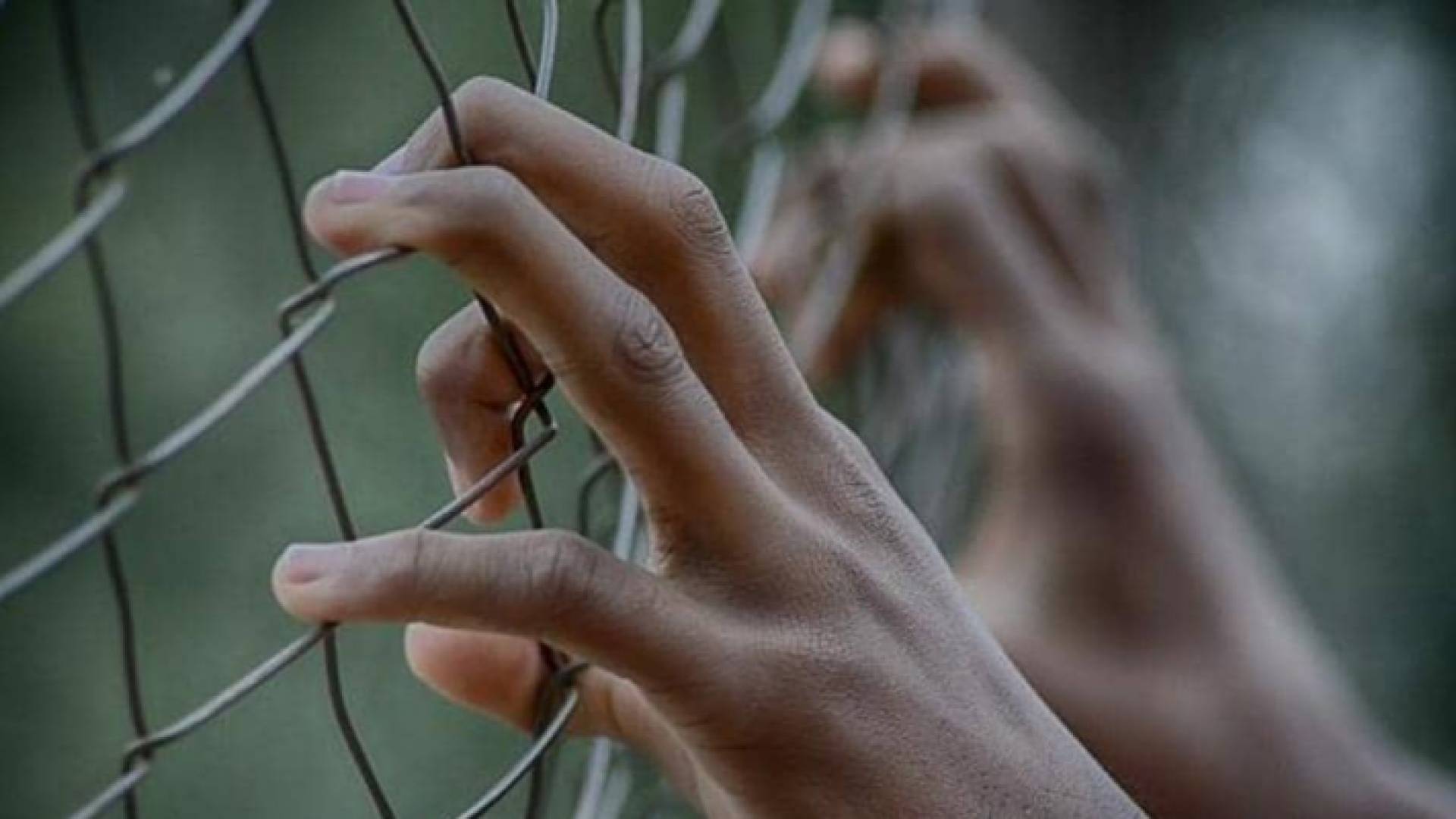 مراهق يتسلق جدار سجن يبلغ ارتفاعه 4 أمتار