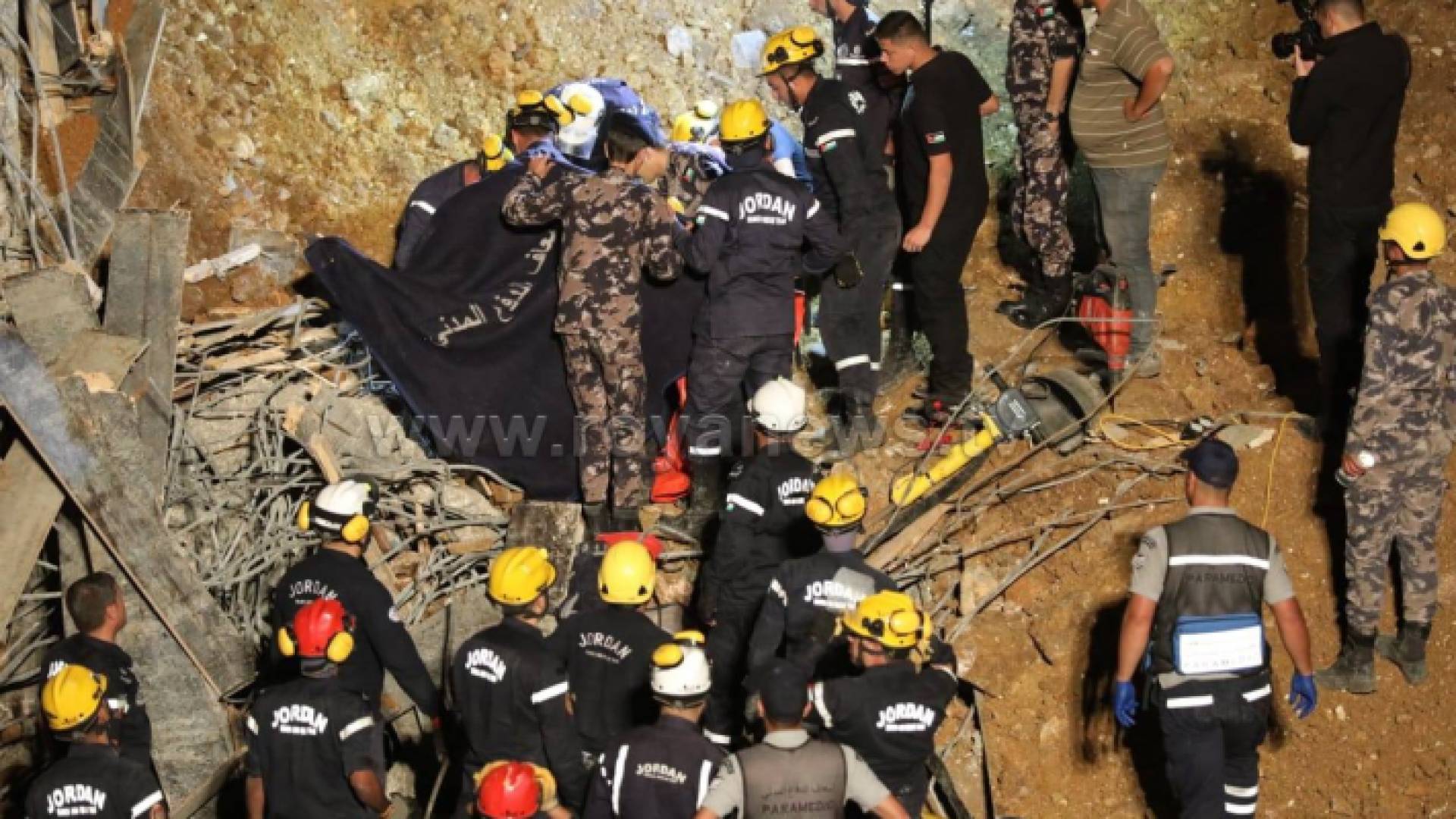 صورة من موقع الانهيار