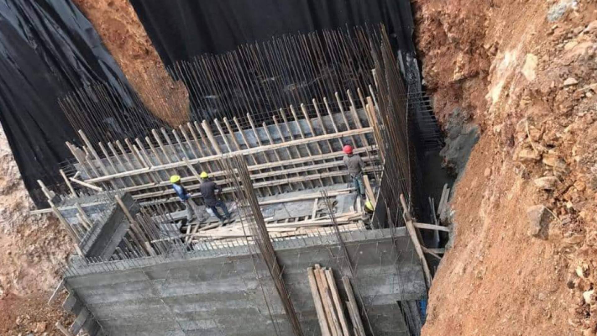 مكان الانهيار قرب الدوار الثامن