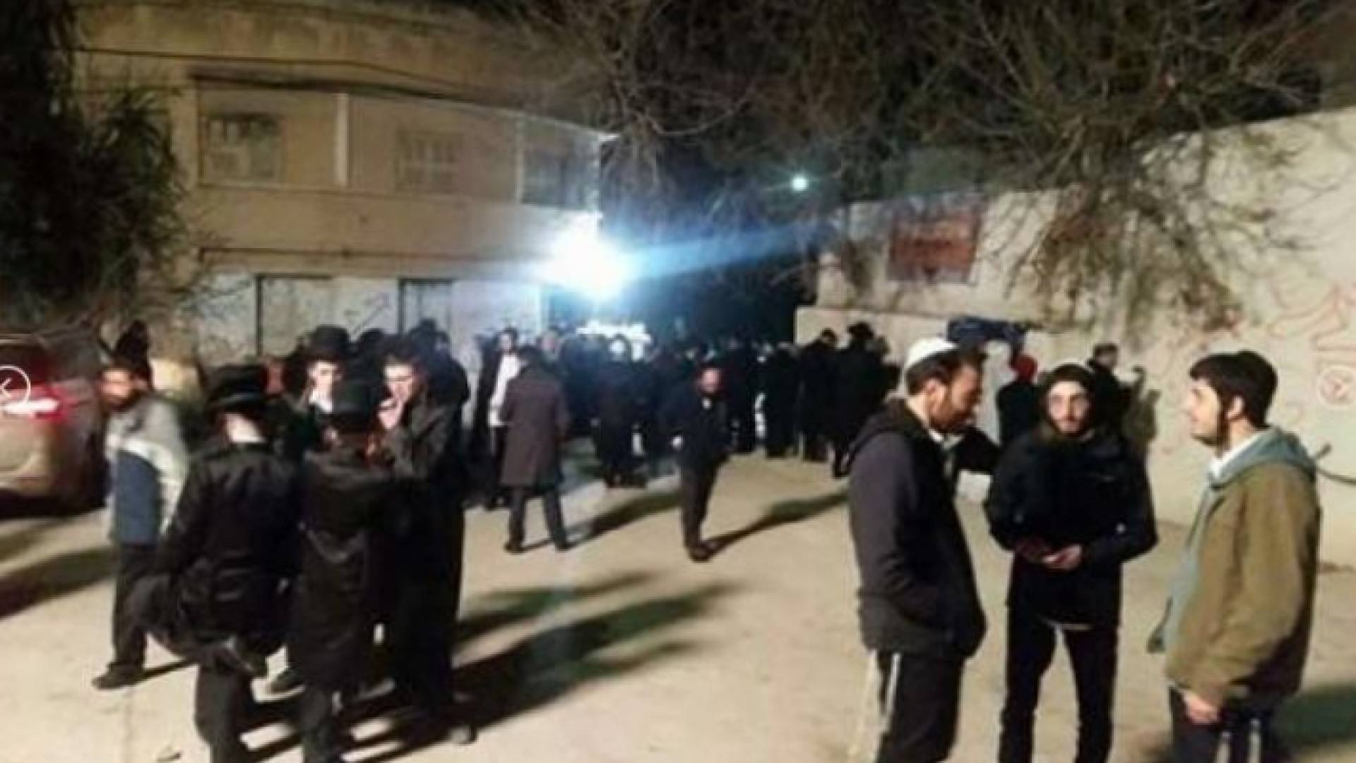 مئات المستوطنين يقتحمون قرية كفل حارس شمال سلفيت