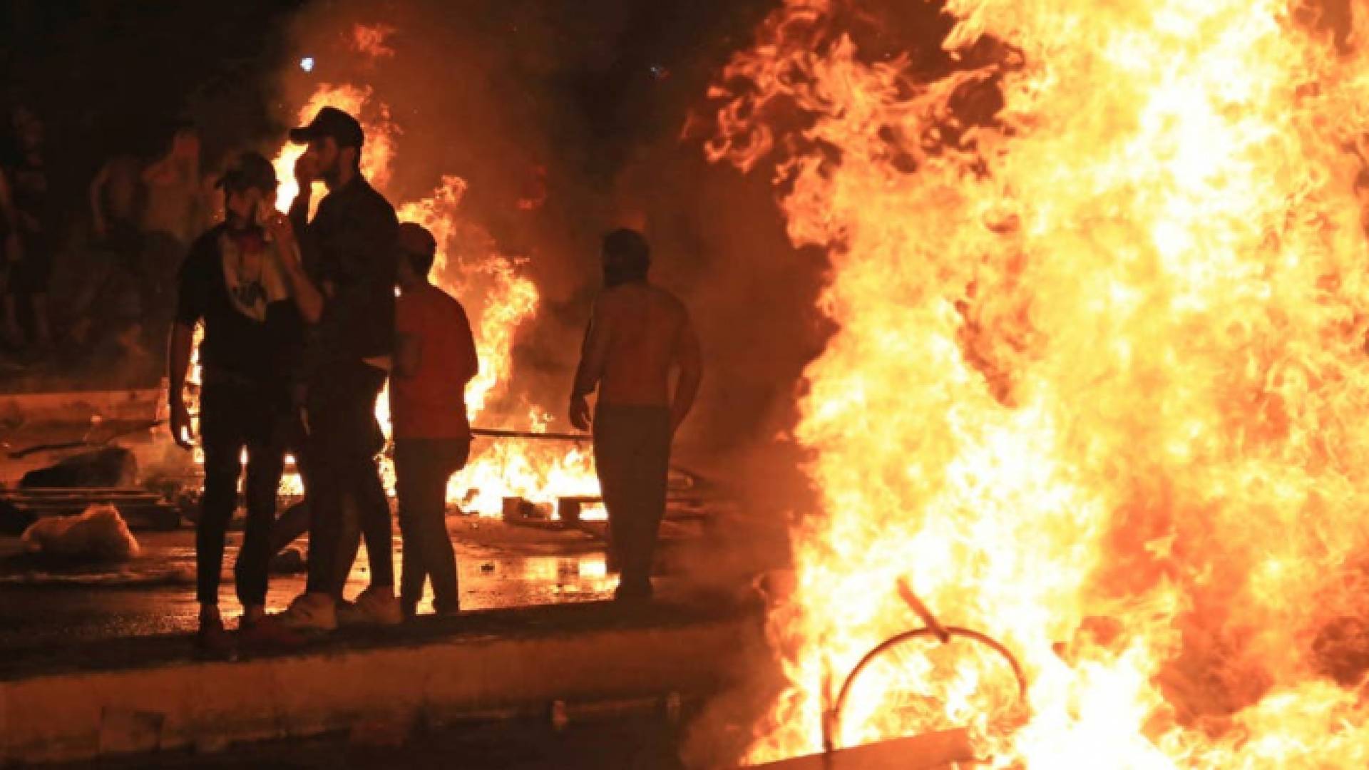 صيحات العراقيين تتواصل وسط بغداد.. ومجزرة ضد المحتجين بكربلاء