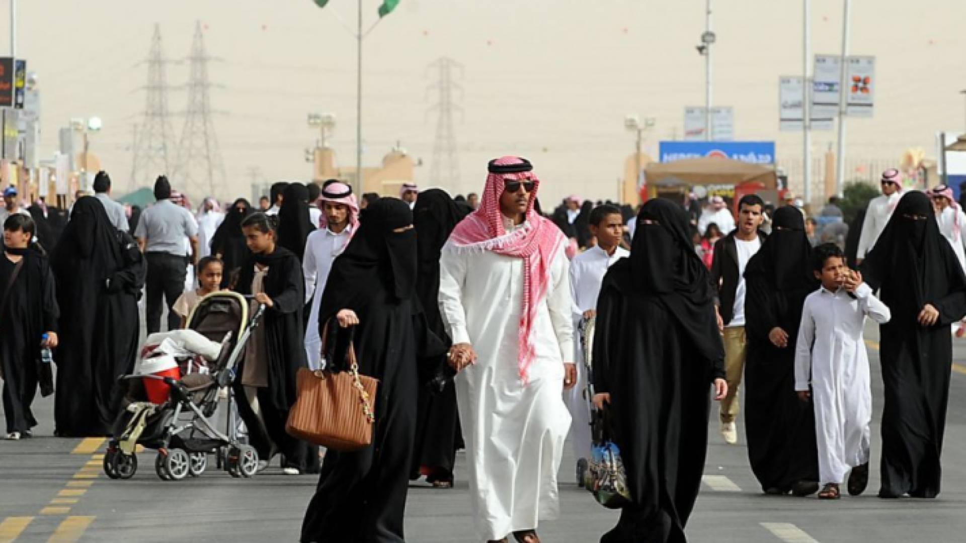 السعودية.. مخالفات الذوق العام تدخل حيز التنفيذ