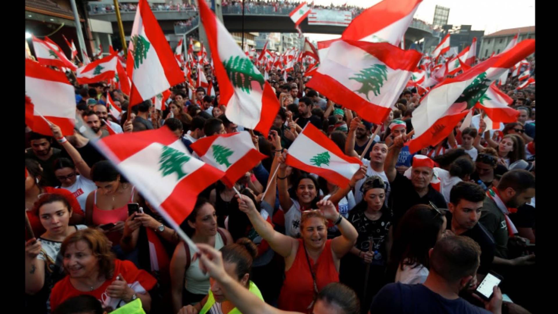 الجيش اللبناني يدعو المتظاهرين لفتح كل الطرق المغلقة فورا