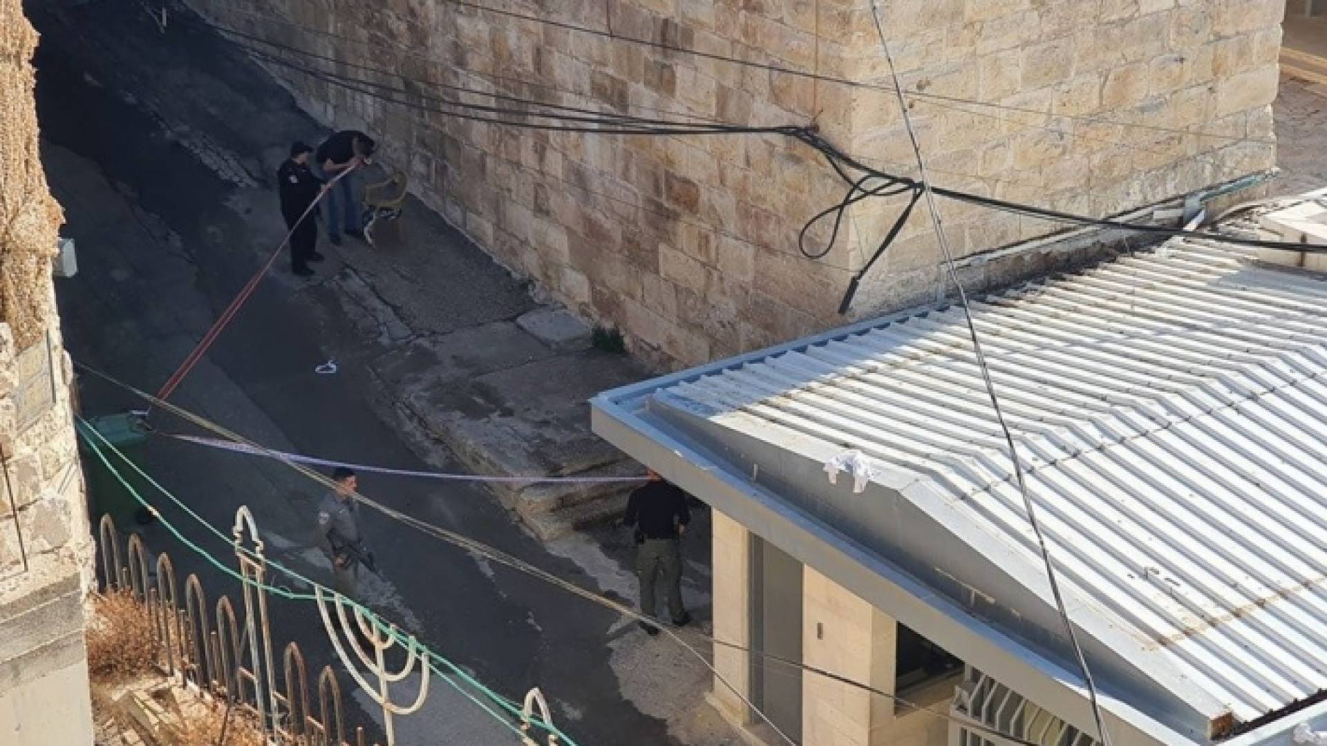 المكان الذي اطلق منه الاحتلال النار على فتاة فلسطينية قرب الحرم الابراهيمي الشريف