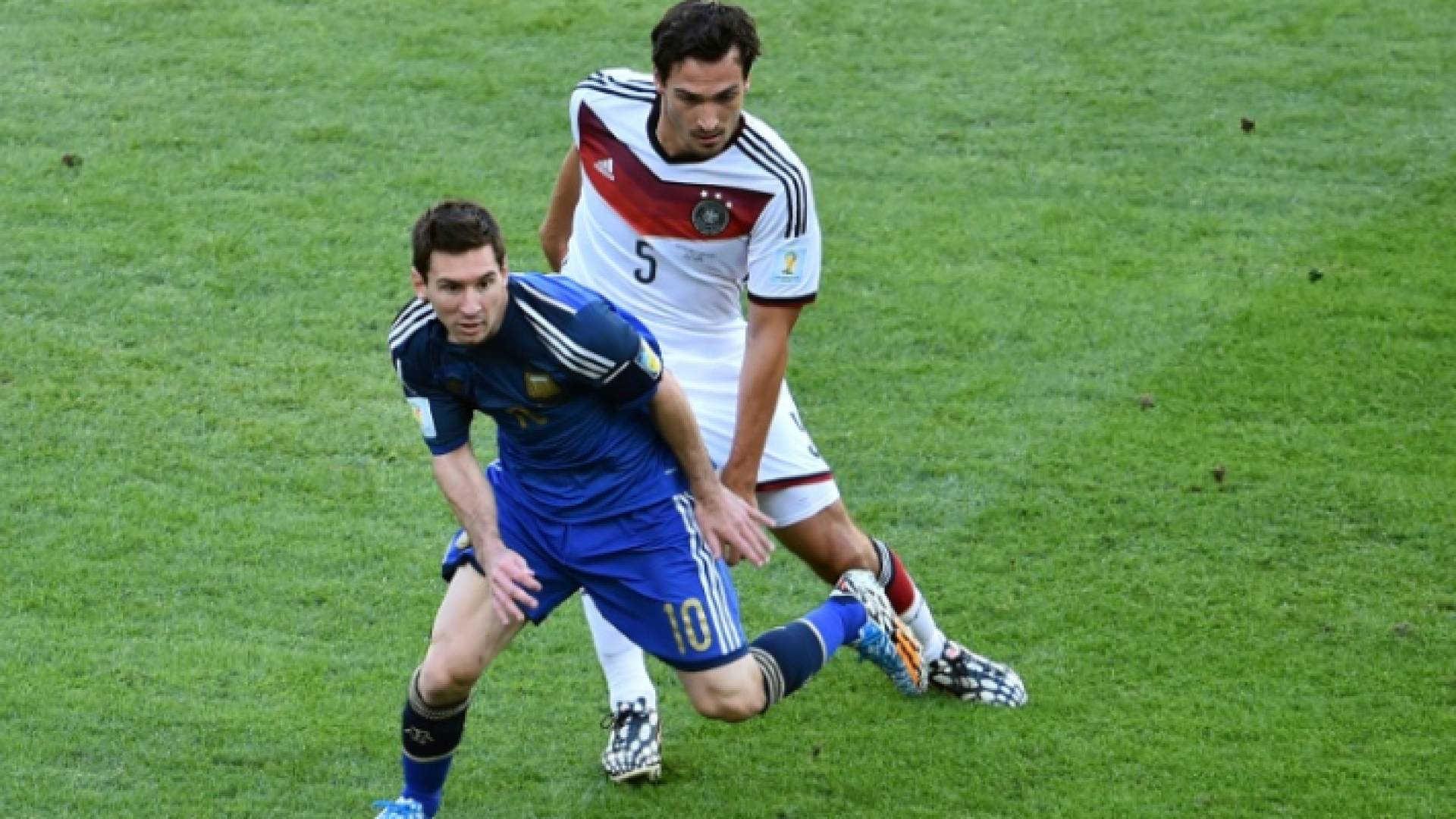 مدافع منتخب ألمانيا ماتس هوملس في صراع مع النجم الارجنتيني ليونيل ميسي - ارشيفية