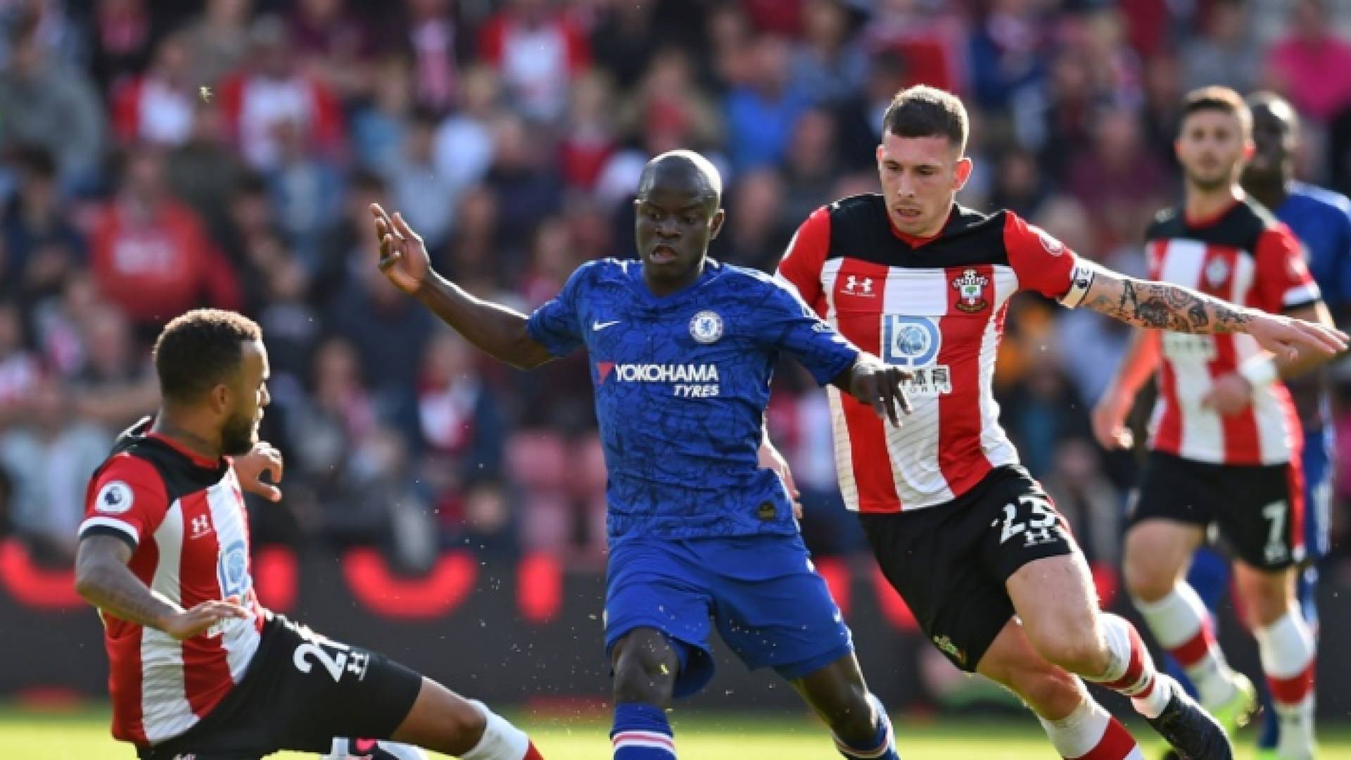 لاعب وسط تشلسي الإنكليزي الدولي الفرنسي نغولو كانتي (وسط) خلال المباراة ضد ساوثمبتون في الدوري الإنكليزي