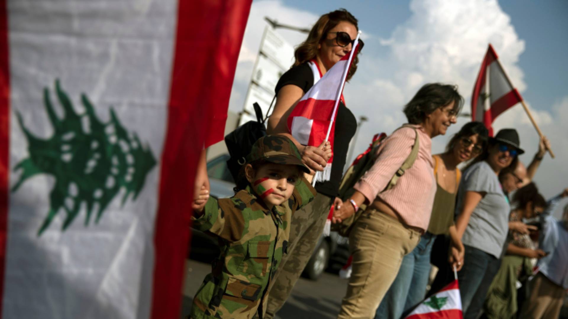 لليوم الخامس عشر على التوالي.. اللبنانيون يواصلون احتجاجاتهم وقطع الطرقات