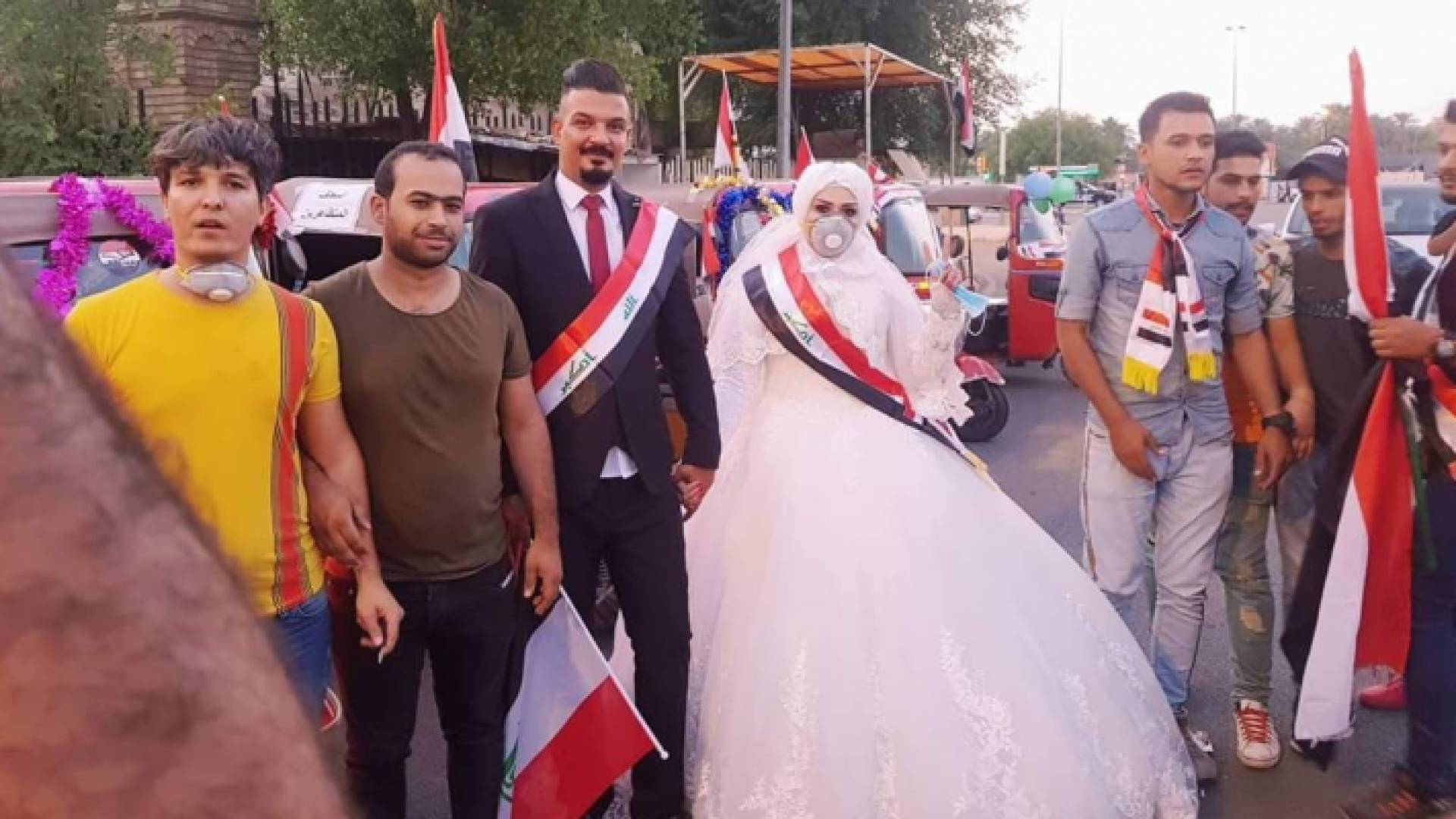 زفة عرس عراقية بـ "التك تك" في التحرير