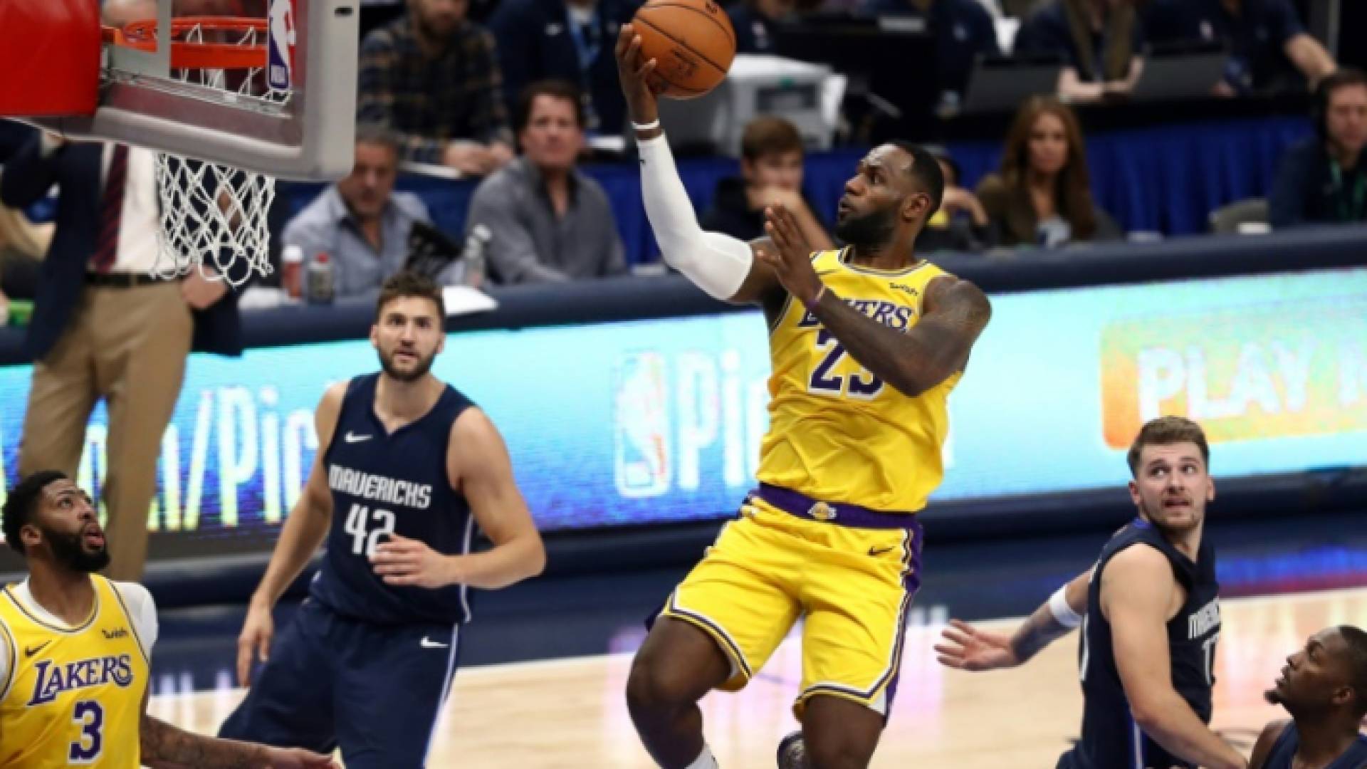 نجم لوس أنجليس ليكرز ليبرون جيمس في طريقه للتسجيل في سلة دالاس مافريكس