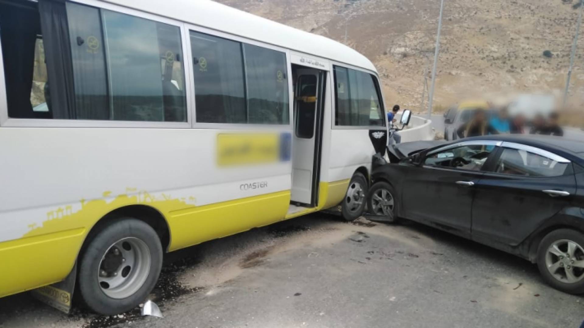 إصابة 16 شخصا بحادث تصادم حافلة ركاب ومركبة في إربد