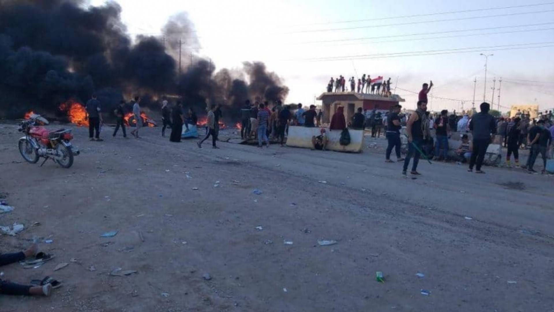 المتظاهرون في العراق يصعدون احتجاجاتهم أمام المرافق الحيوية