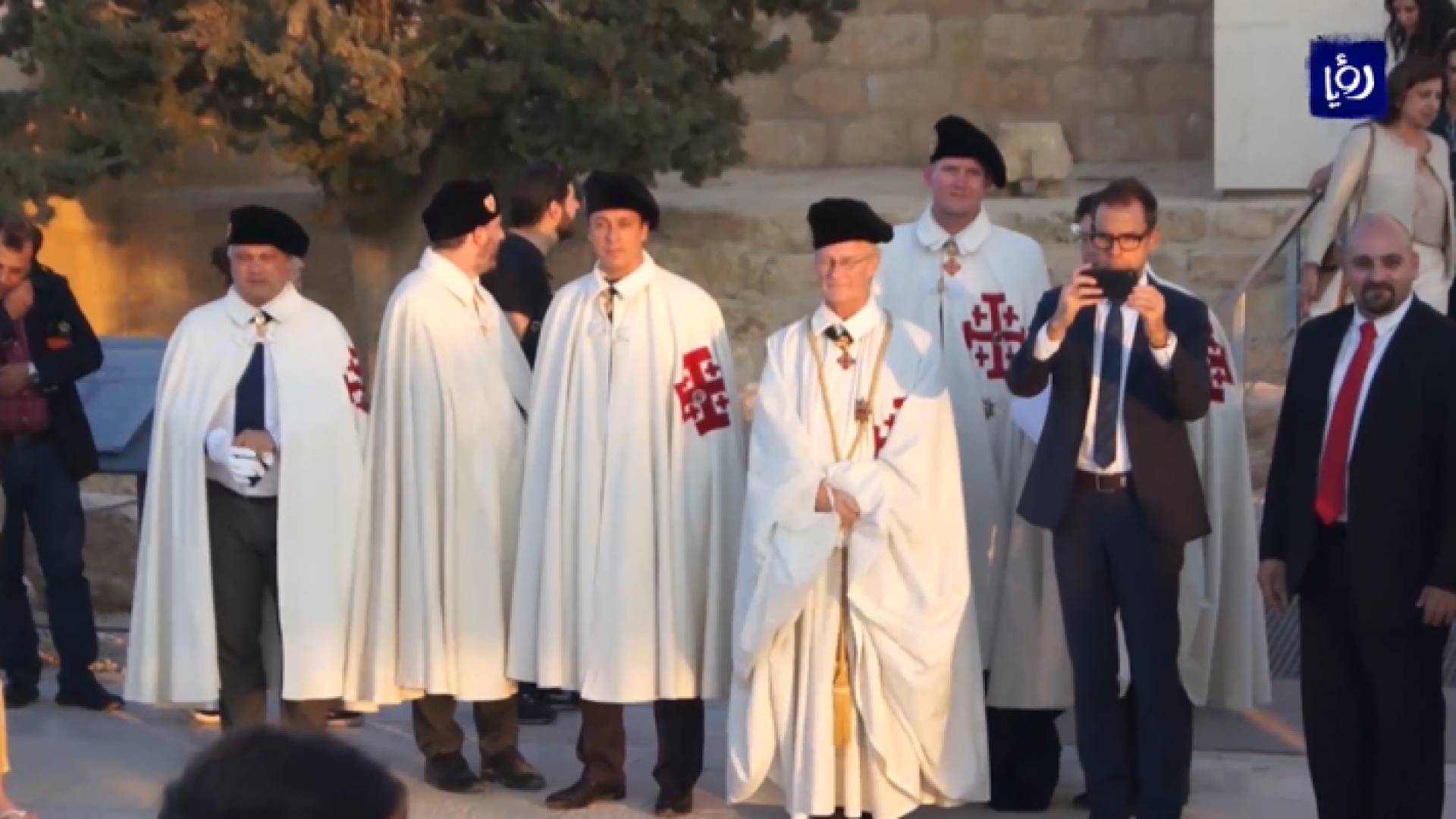 حجاج من فرسان القبر المقدس يزورون مواقع مسيحية في الأردن