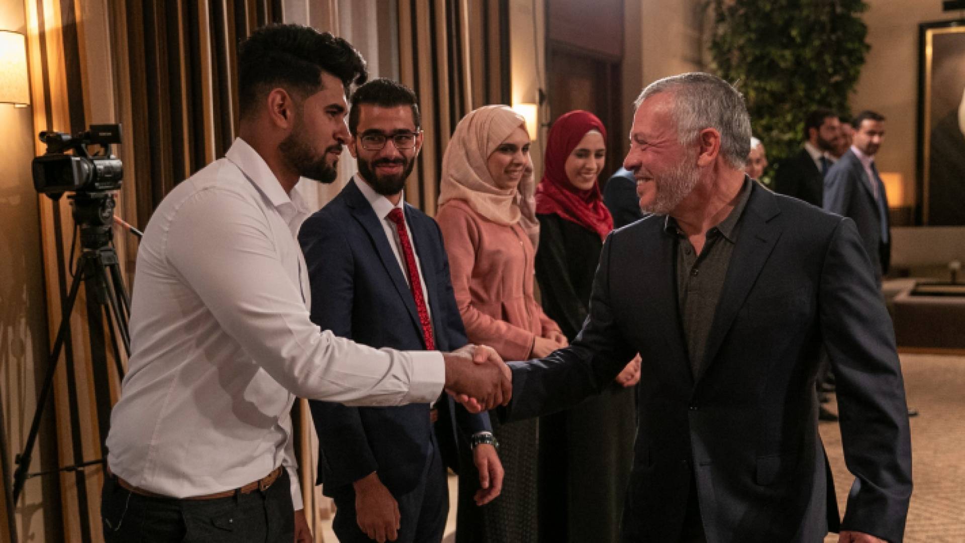 الملك يلتقي شبابا وشابات رياديين