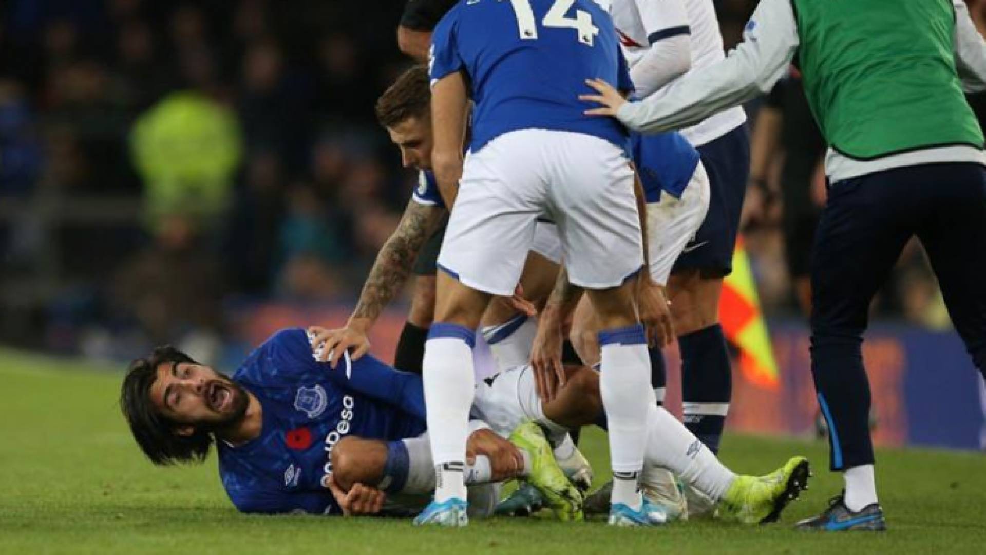 إصابة مروعة لـ أندريه جوميز تتسبب في هلع لاعبي توتنهام وإيفرتون