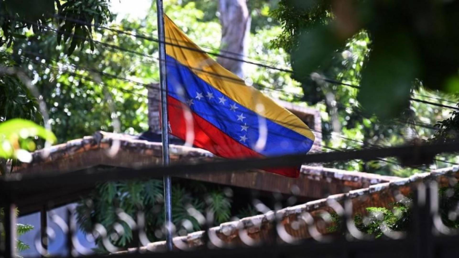 السلفادور تطرد دبلوماسيي فنزويلا التي ردت بالمثل