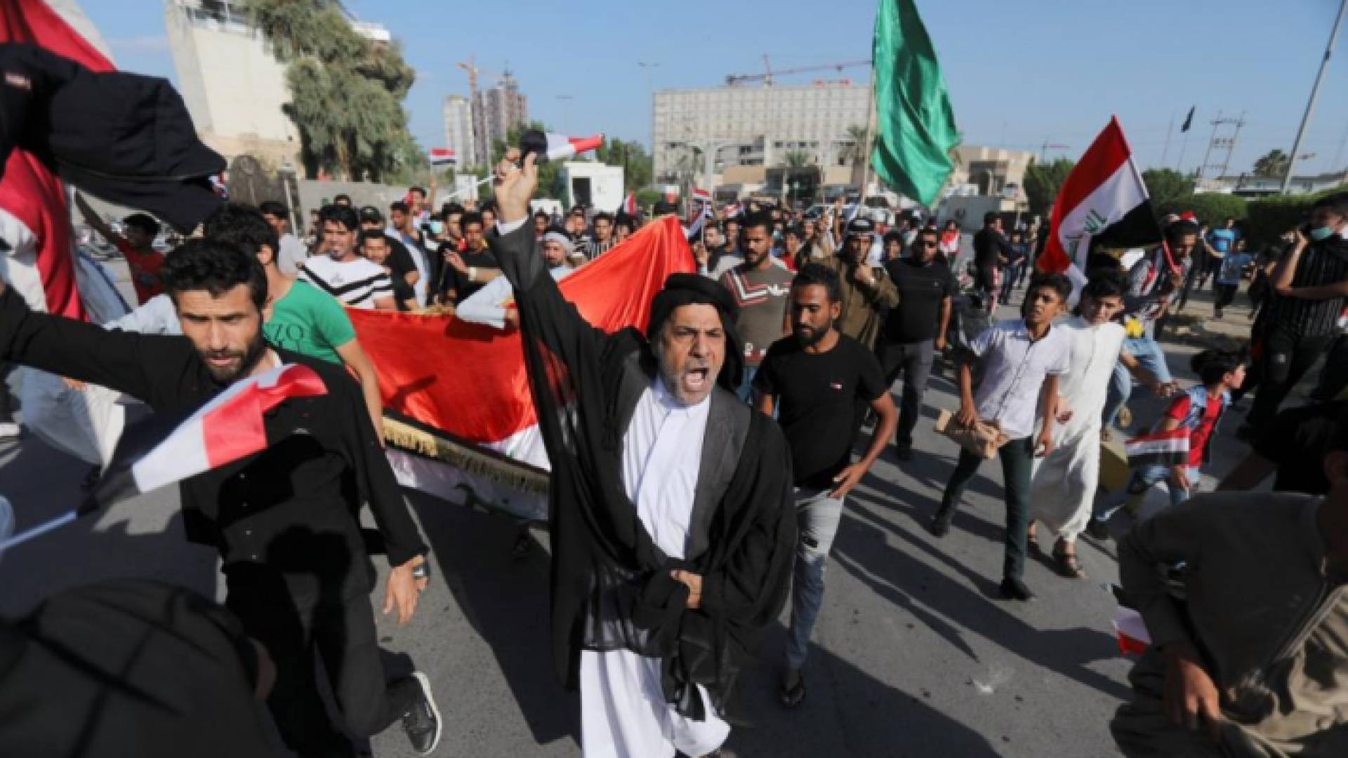 متظاهرون أمام القنصلية الإيرانية في كربلاء